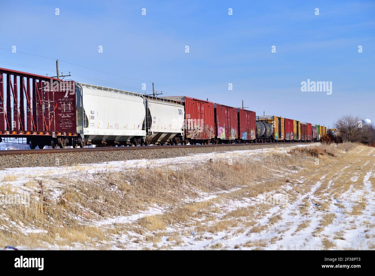 Somonauk, Illinois, USA. Ein Güterzug der Burlington Northern Santa Fe Railway, der durch die Landschaft im Nordosten von Illinois führt. Stockfoto