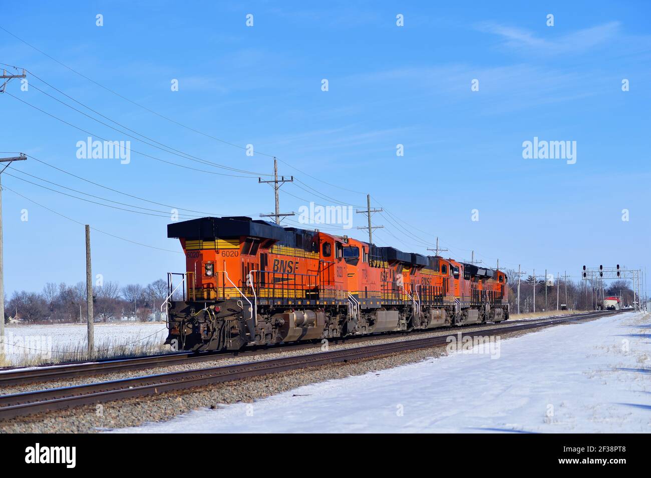 EARLVILLE, Illinois, USA. Fünf Burlington Northern Santa Fe Railway Lokomotiven, die leicht fahren, unabhängig von einem Zug, vollenden einen Kraftzug. Stockfoto