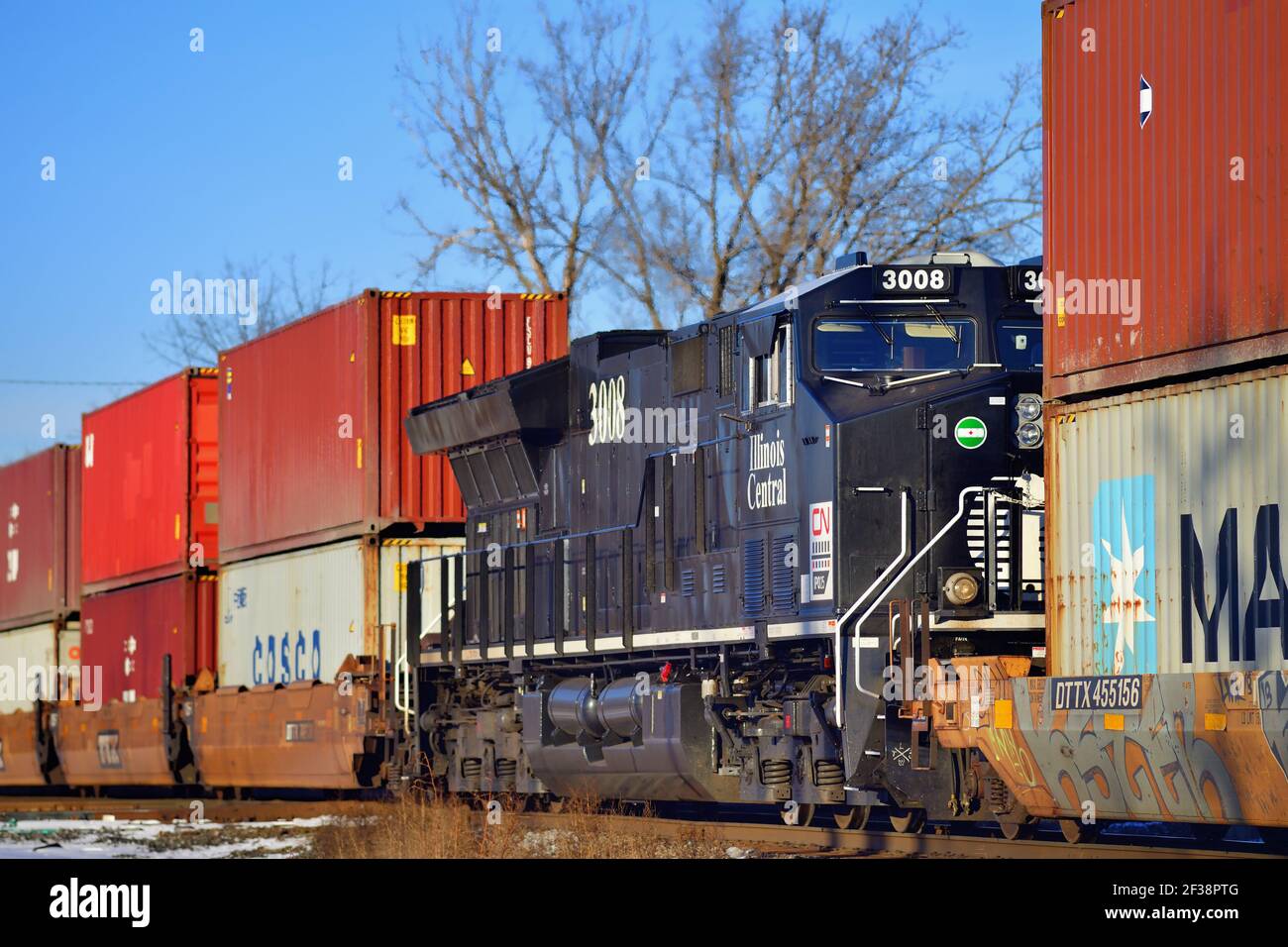 Bartlett, Illinois, USA. Eine Canadian National Railway Lokomotive fungiert als Distributed Power Unit (DPU) innerhalb eines Güterzuges. Stockfoto
