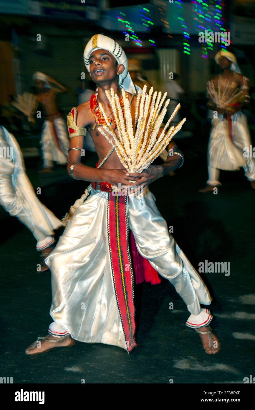 Ein Kokospalme-Tänzer führt entlang einer Straße in Kandy in Sri Lanka während der buddhistischen Esala Perahera (große Prozession). Stockfoto