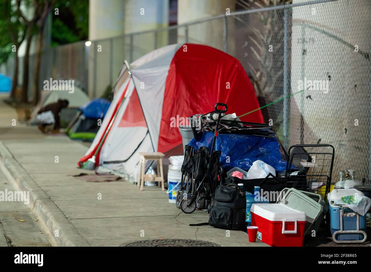 Obdachlose Menschen Camping Downtown Miami Florida USA SW 2nd Street Stockfoto