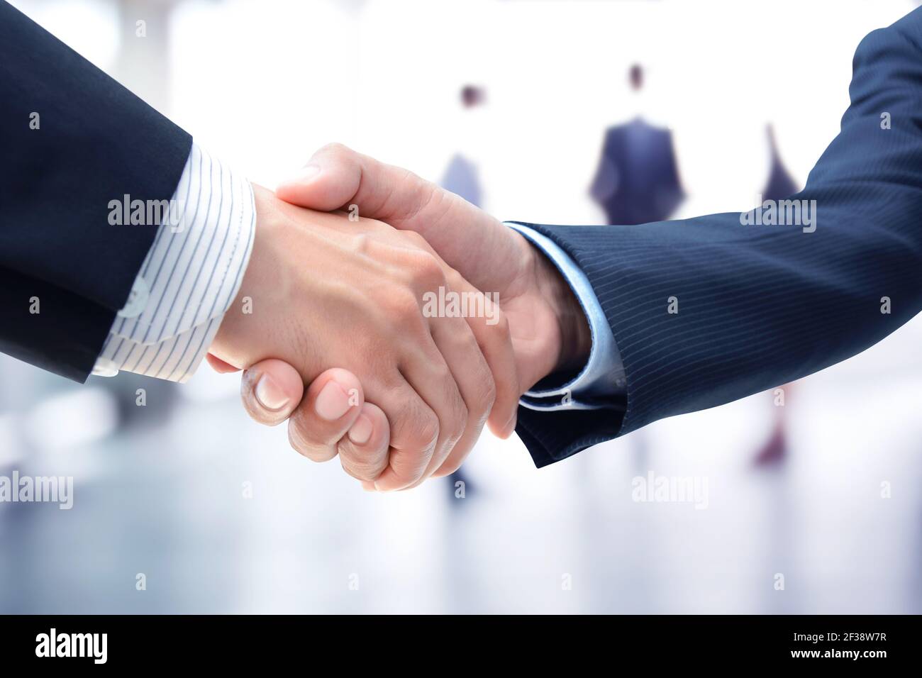 Handshake von Geschäftsleuten auf Unschärfe Geschäftsleute Hintergrund - Begrüßung, Handel, Fusion und eine Übernahme Konzepte Stockfoto