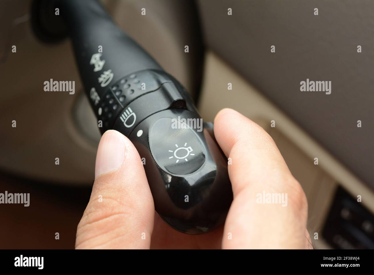 Close-up auf der Scheinwerferschalter Steuerungstasten und automatische  Anpassung der Level Dashboard im Auto in der Rückseite eines SUV nach  Reinigung und Details in der Stockfotografie - Alamy