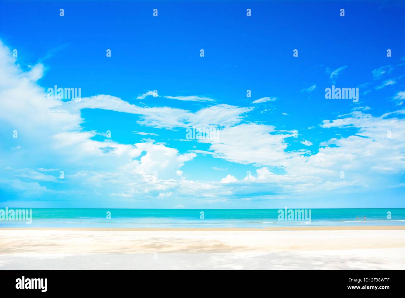 Weißer Sandstrand, blaues Meer und Himmel im Sommer Stockfoto