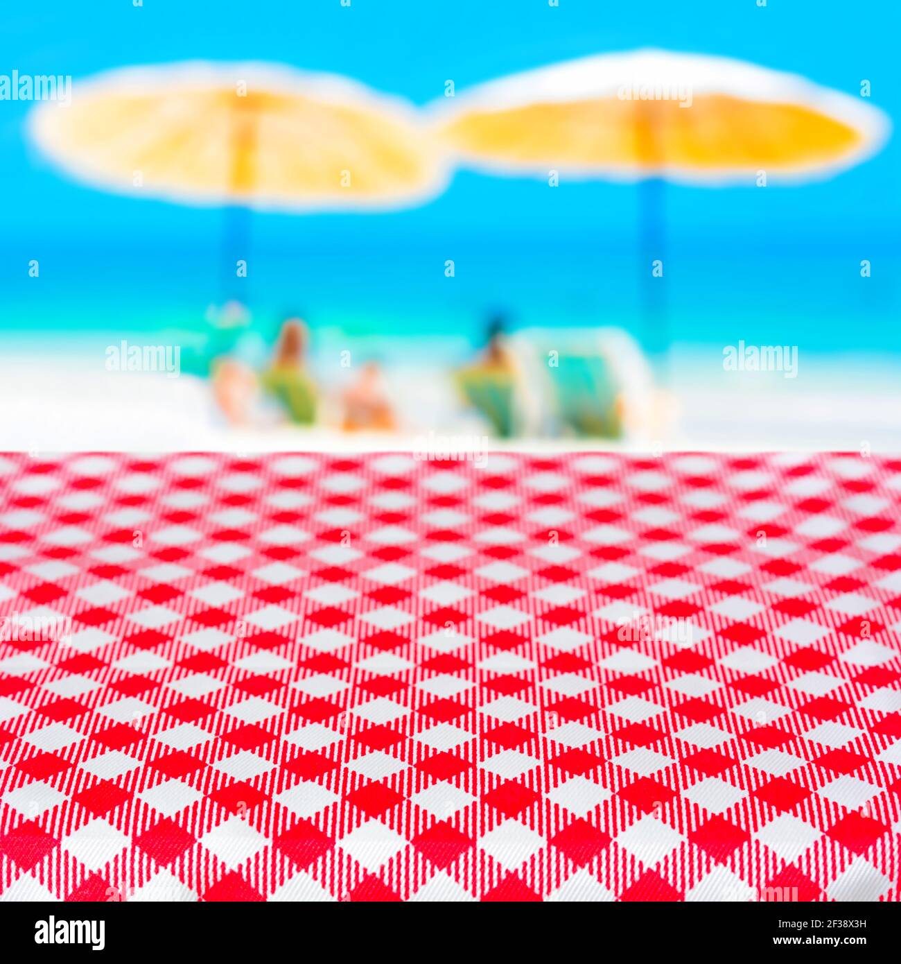 Rote karierte Tischdecke auf verschwommenem Strand Hintergrund, Sommerurlaub Strand Picknick-Konzept - kann für die Anzeige oder Montage Ihrer Produkte verwendet werden Stockfoto