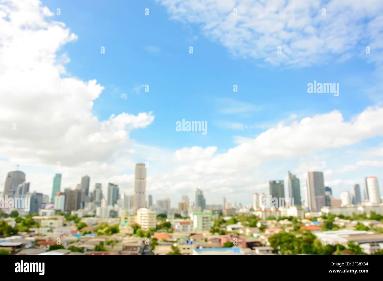 Verschwommenes Bild von Gebäuden in der Stadt mit blauem Himmel und Wolken als Hintergrund - Bankgkok, Thailand Stockfoto