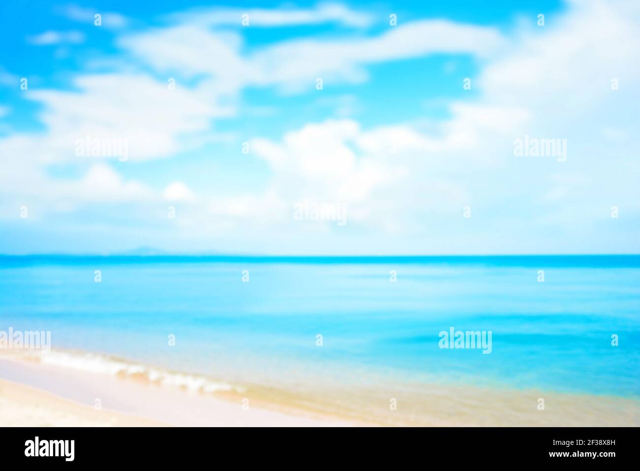 Blaues Meer und Sommerhimmel - verschwommenes Bild für den Hintergrund Stockfoto