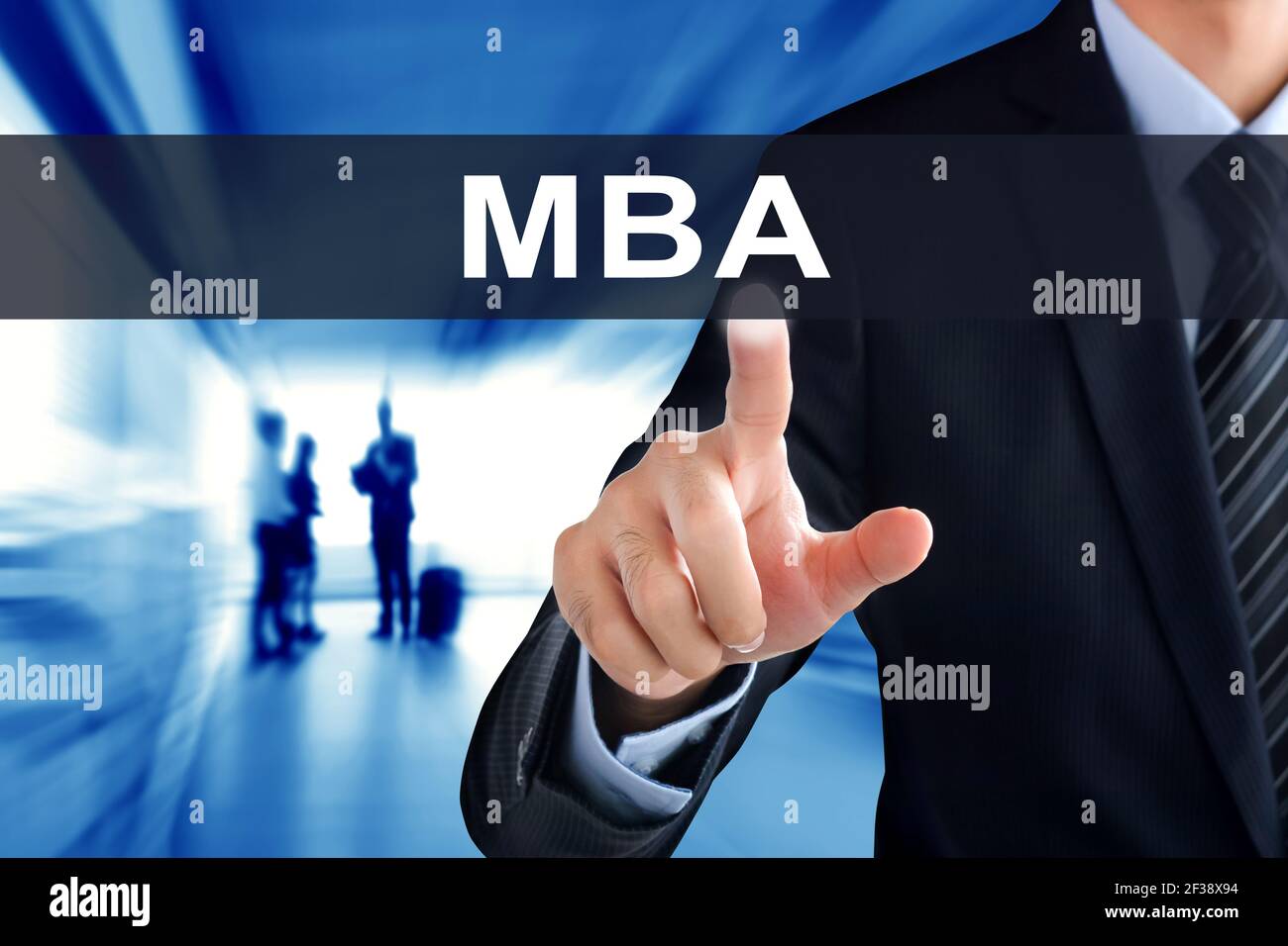 Geschäftsmann Hand berühren MBA (oder Master of Business Administration) melden Sie sich auf dem virtuellen Bildschirm an Stockfoto