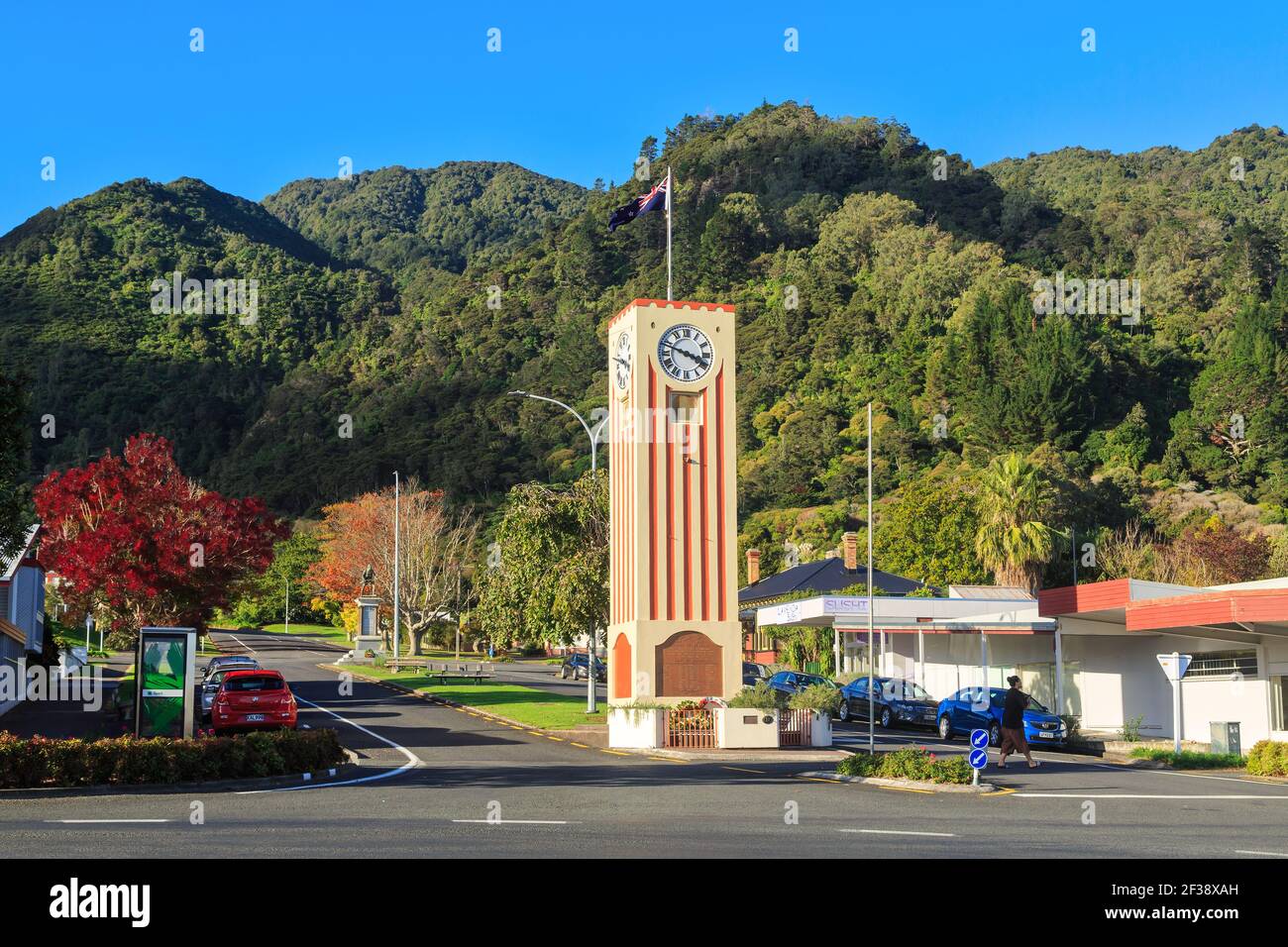 Te Aroha, Neuseeland. Die Uhr des Kriegs-Gedenkens der Stadt wurde 1955 erbaut Stockfoto