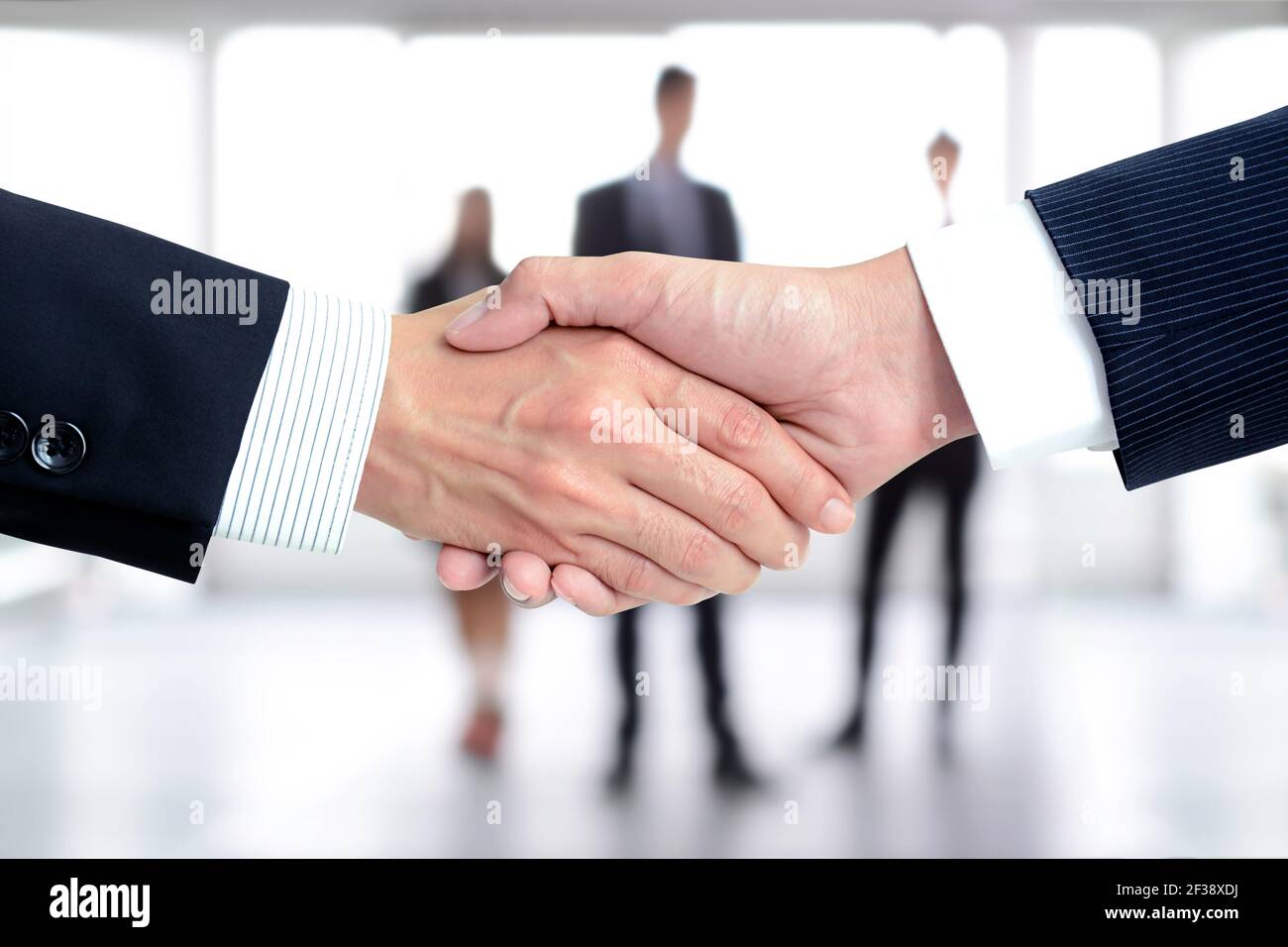 Handshake von Geschäftsleuten auf Unschärfe Geschäftsleute Hintergrund - Begrüßung, Handel, Fusion und eine Übernahme Konzepte Stockfoto
