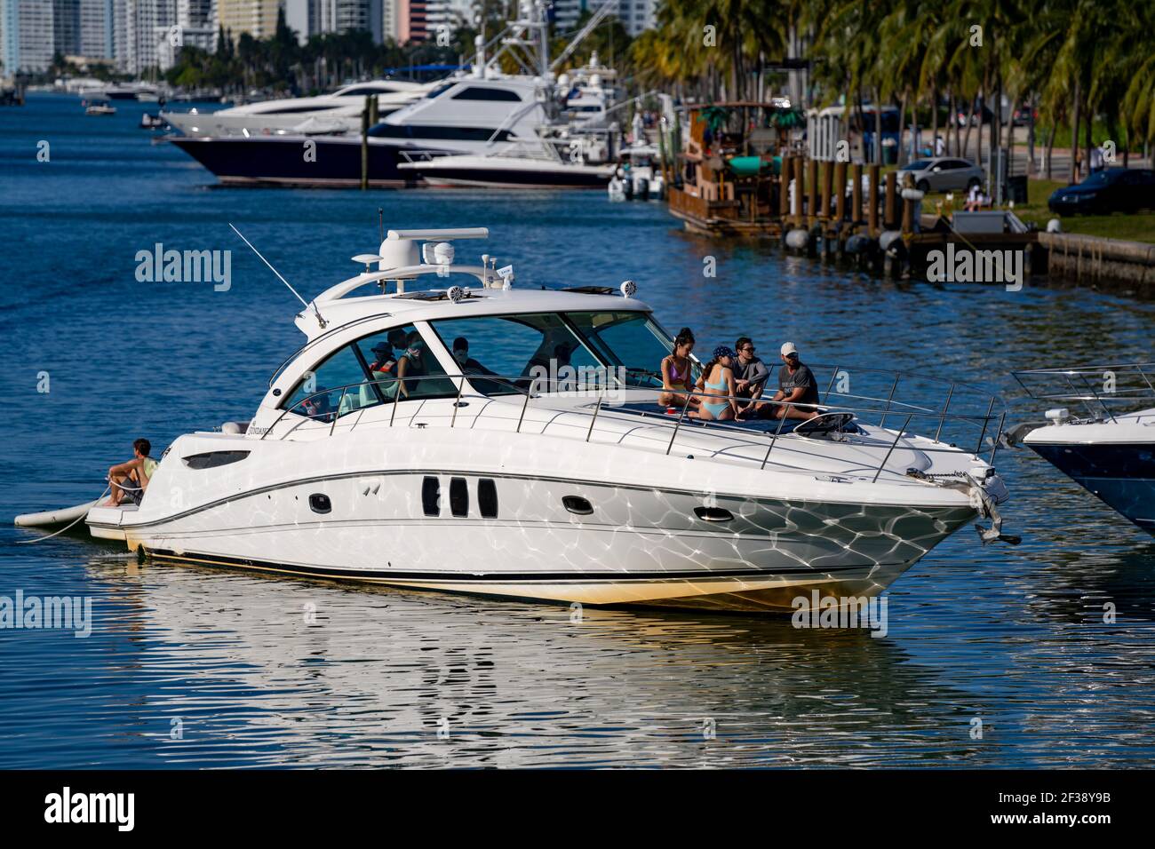 Paare Rückzug Yacht Fahrt in Miami Beach Stockfoto