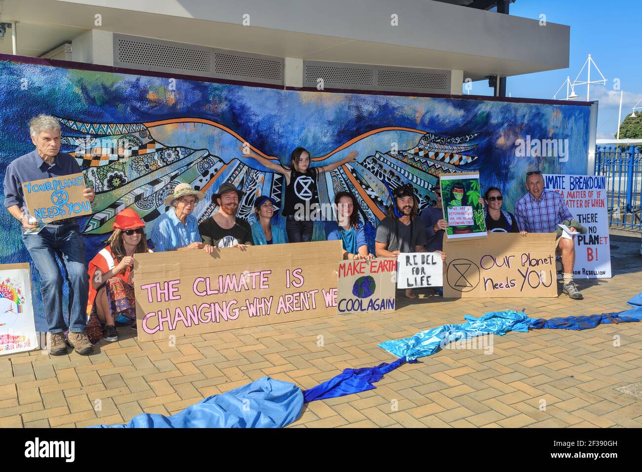 "Extinction Rebellion" Demonstranten mit Plakaten bei einer Kundgebung in Tauranga, Neuseeland Stockfoto