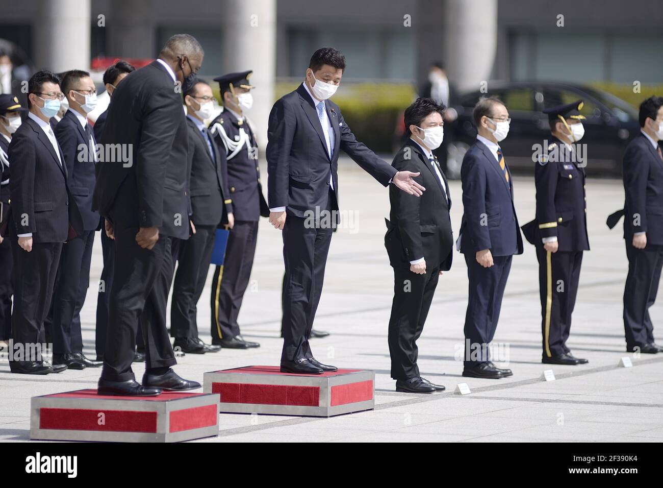 Tokio, Japan. März 2021, 16th. Lloyd Austin, Verteidigungsminister der Vereinigten Staaten von Amerika (L) und der japanische Verteidigungsminister Kishi Nobuo (R) nehmen an einer Überprüfung eines Ehrengarden vor dem bilateralen Treffen der US-japanischen Verteidigungsminister im japanischen Verteidigungsministerium am 16. März 2021 in Tokio Teil. Kredit: ZUMA Press, Inc./Alamy Live Nachrichten Stockfoto