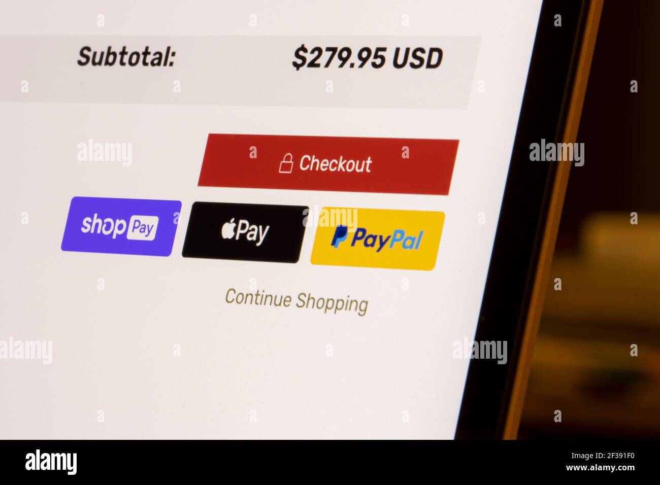 Shop Pay by Shopify, Apple Pay und PayPal Zahlungsoptionen sind auf einem Online-Shop Kasse Seite auf einem Laptop-Computer zu sehen. Stockfoto