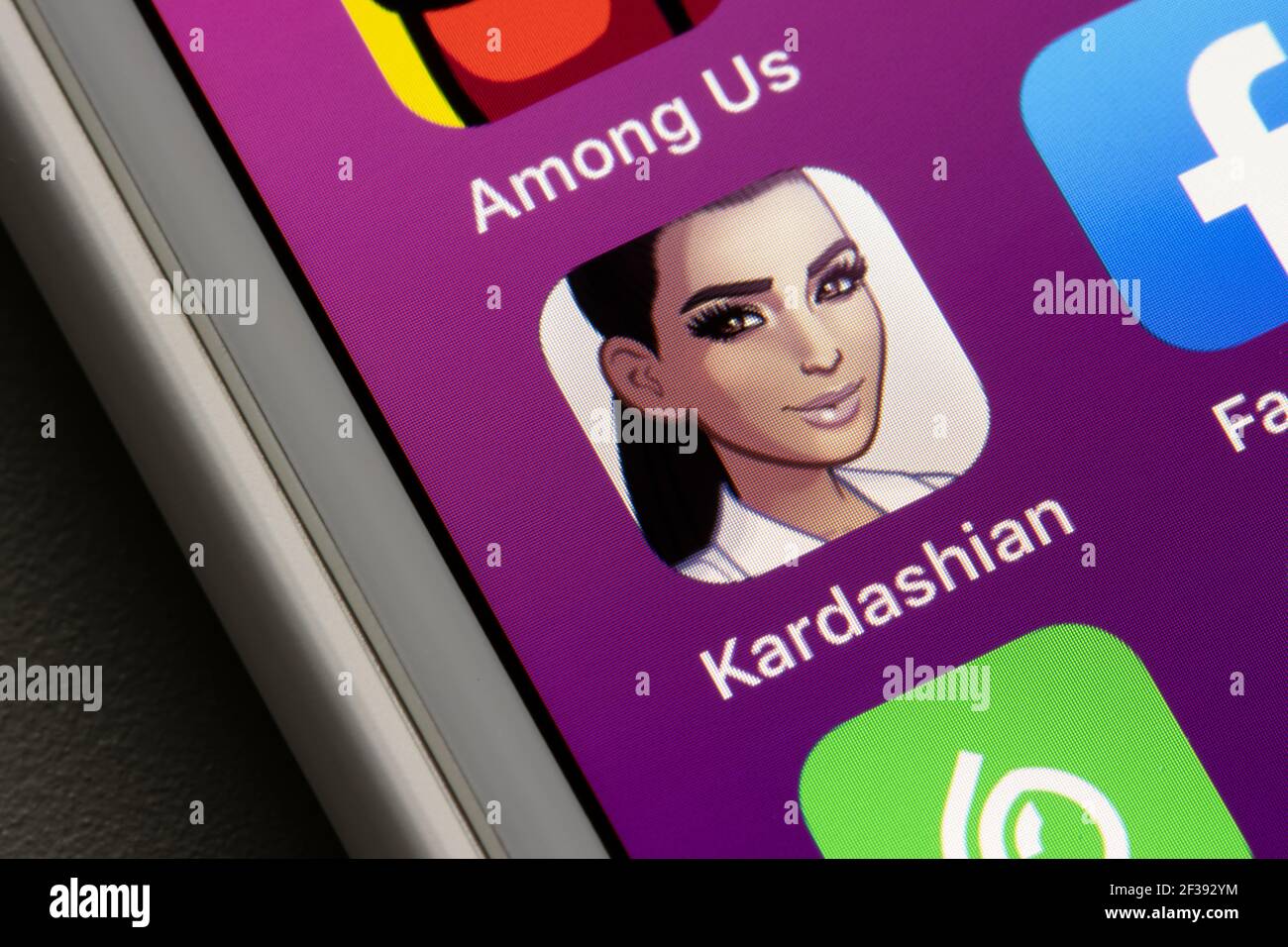 Kim Kardashian: Hollywood Mobile App Icon ist auf einem iPhone zu sehen. Das Casual Free-to-Play-Rollenspiel wurde von Glu Mobile entwickelt und veröffentlicht. Stockfoto