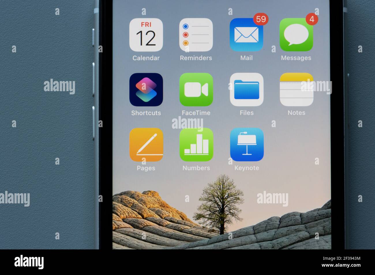 Produktivitäts-Apps von Apple sind auf einem iPhone zu sehen - Kalender, Erinnerungen, Mail, Nachrichten, Verknüpfungen, FaceTime, Dateien, Notizen, Seiten, Zahlen, Keynotes. Stockfoto