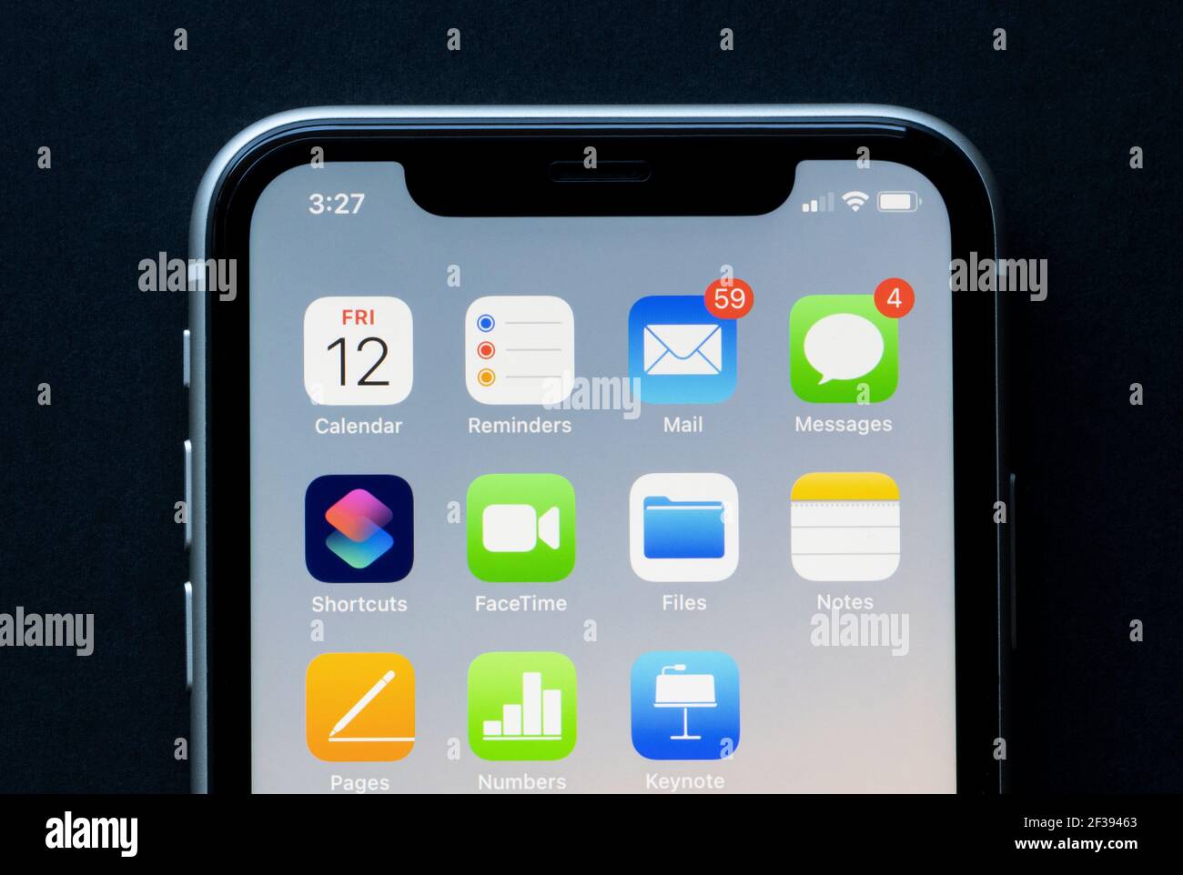 Produktivitäts-Apps von Apple sind auf einem iPhone zu sehen - Kalender, Erinnerungen, Mail, Nachrichten, Verknüpfungen, FaceTime, Dateien, Notizen, Seiten, Zahlen, Keynotes. Stockfoto