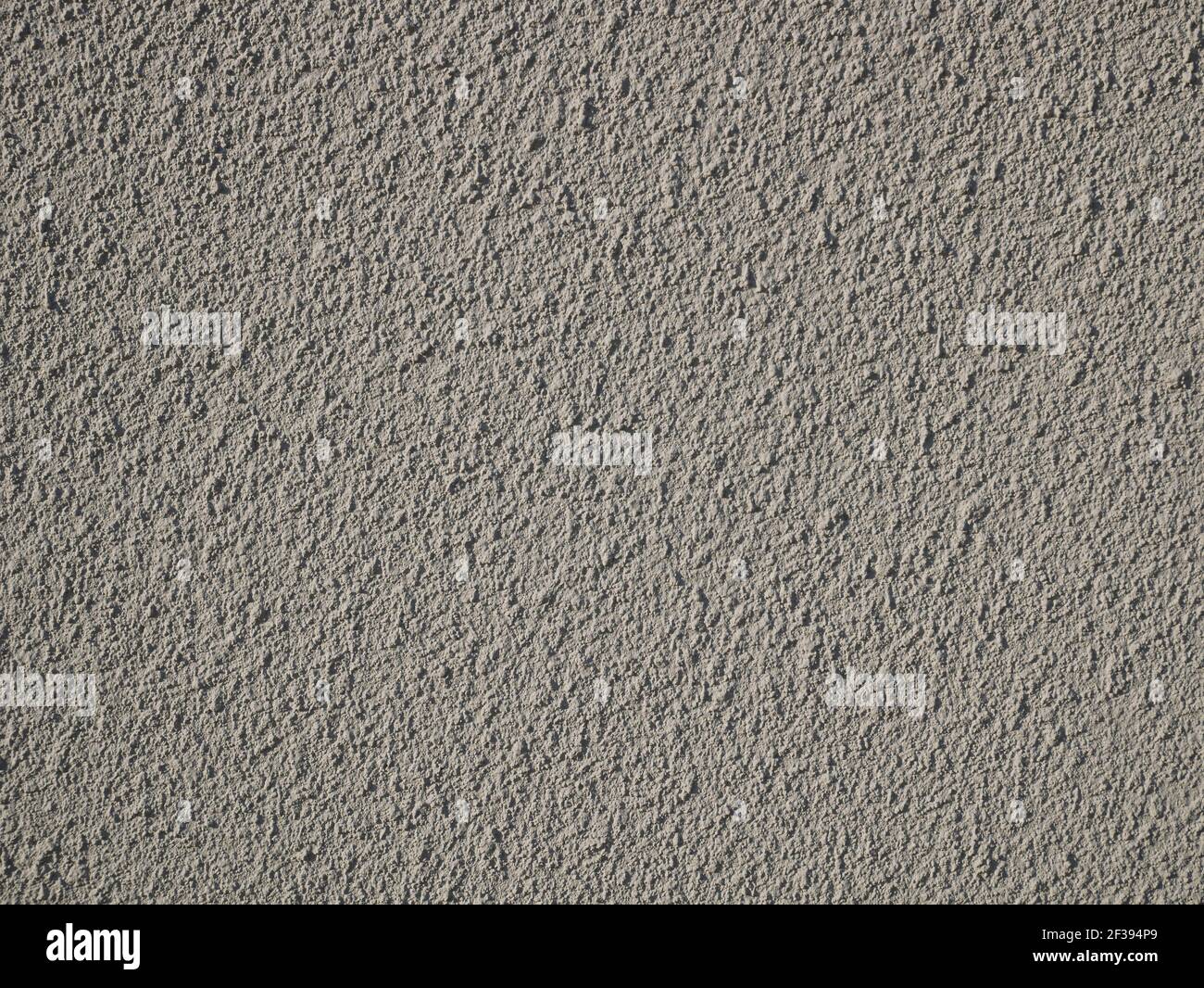Fragment von festen Beton holprig körnigen Putz Wand in türkisfarbener Farbe mit vielen Zinken Details gemalt, close-up Stockfoto