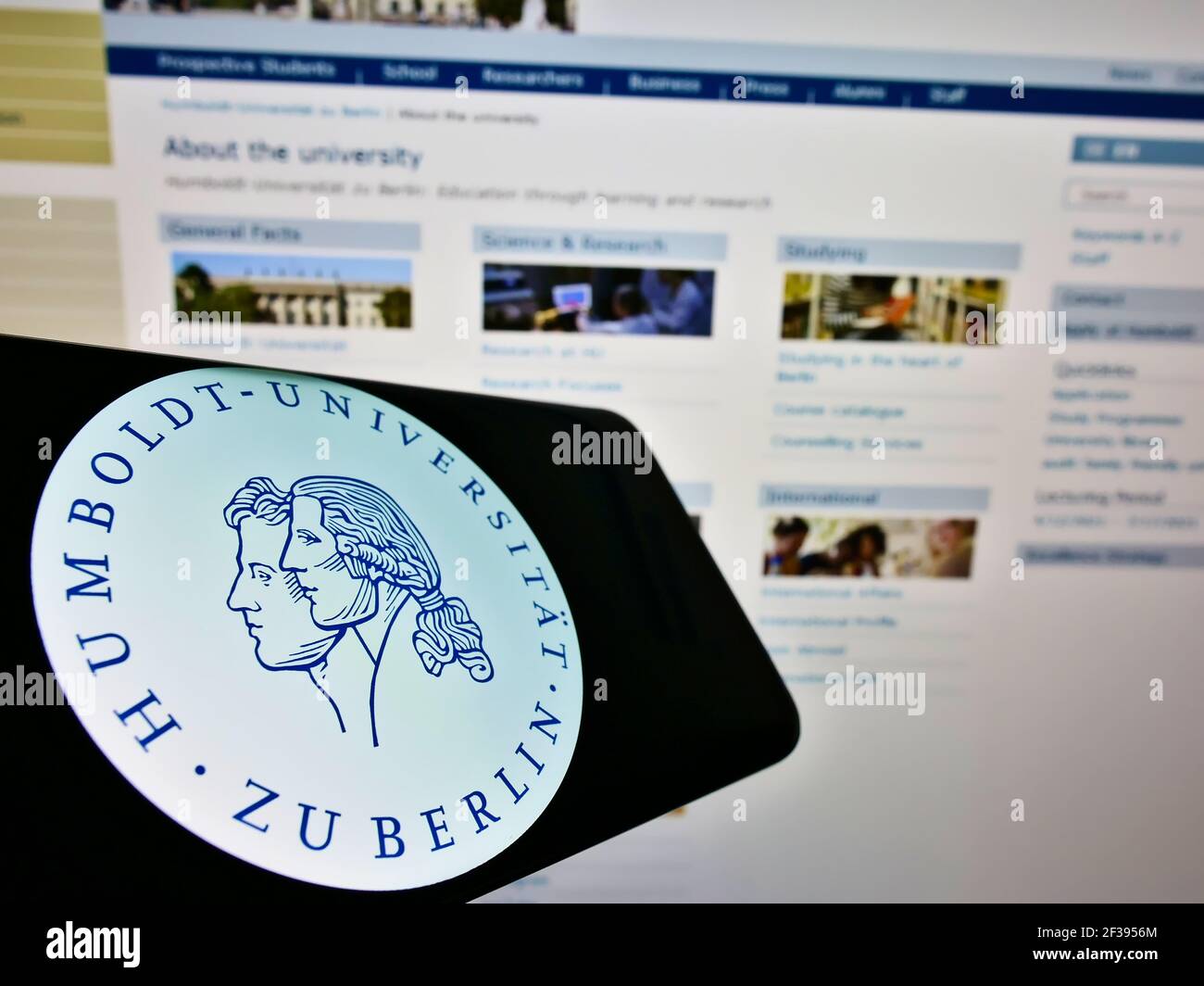 Handy mit Logo der deutschen Bildungseinrichtung Humboldt-Universität zu Berlin auf dem Bildschirm vor der Webseite. Konzentrieren Sie sich auf die Mitte des Telefondisplays. Stockfoto