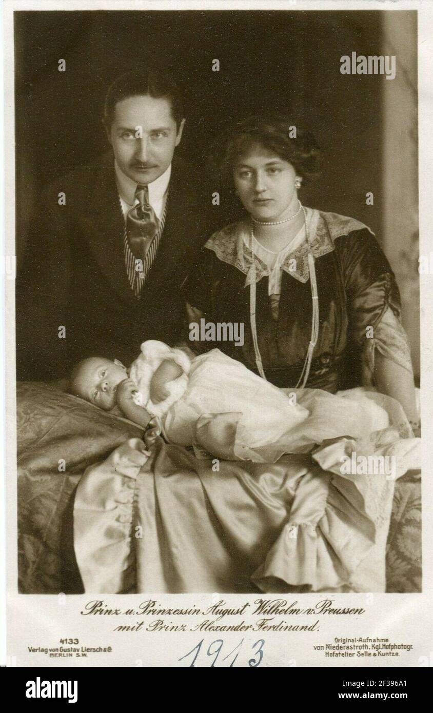 Prinz und Prinzessin August Wilhelm von Preußen mit Prinz Alexander Ferdinand, 1913. Stockfoto