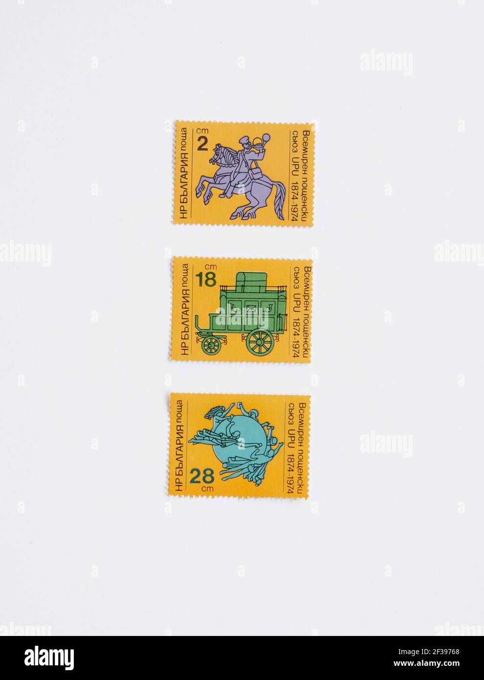 05.03.2021 Istanbul Türkei - Briefmarke gedruckt in Bulgarien zum 100. Jahrestag der UPU zeigt Postmann aus dem 19th. Jahrhundert, um 1974. Universelle Postunion. Stockfoto