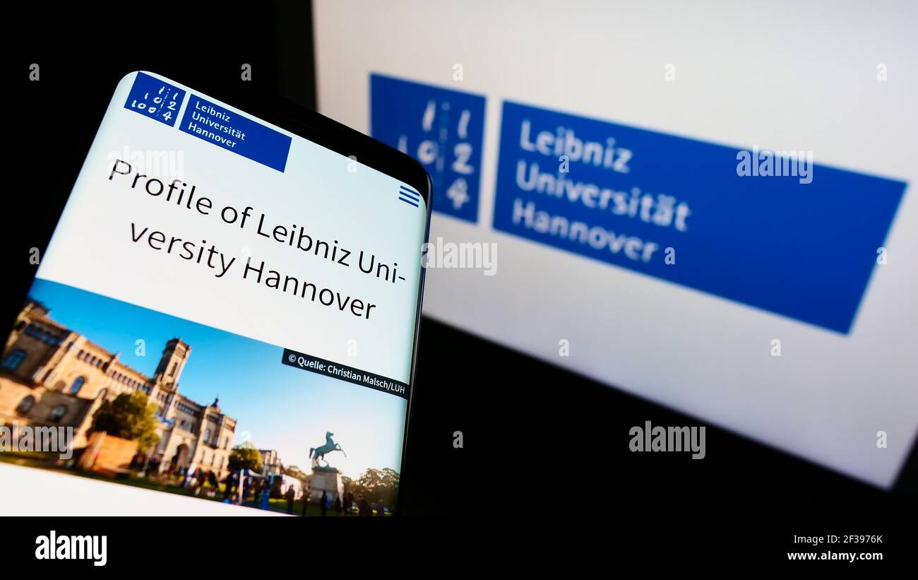 Mobiltelefon mit Webseite der deutschen Gottfried Wilhelm Leibniz Universität Hannover auf dem Bildschirm vor dem Logo. Konzentrieren Sie sich auf die obere linke Seite des Telefondisplays. Stockfoto