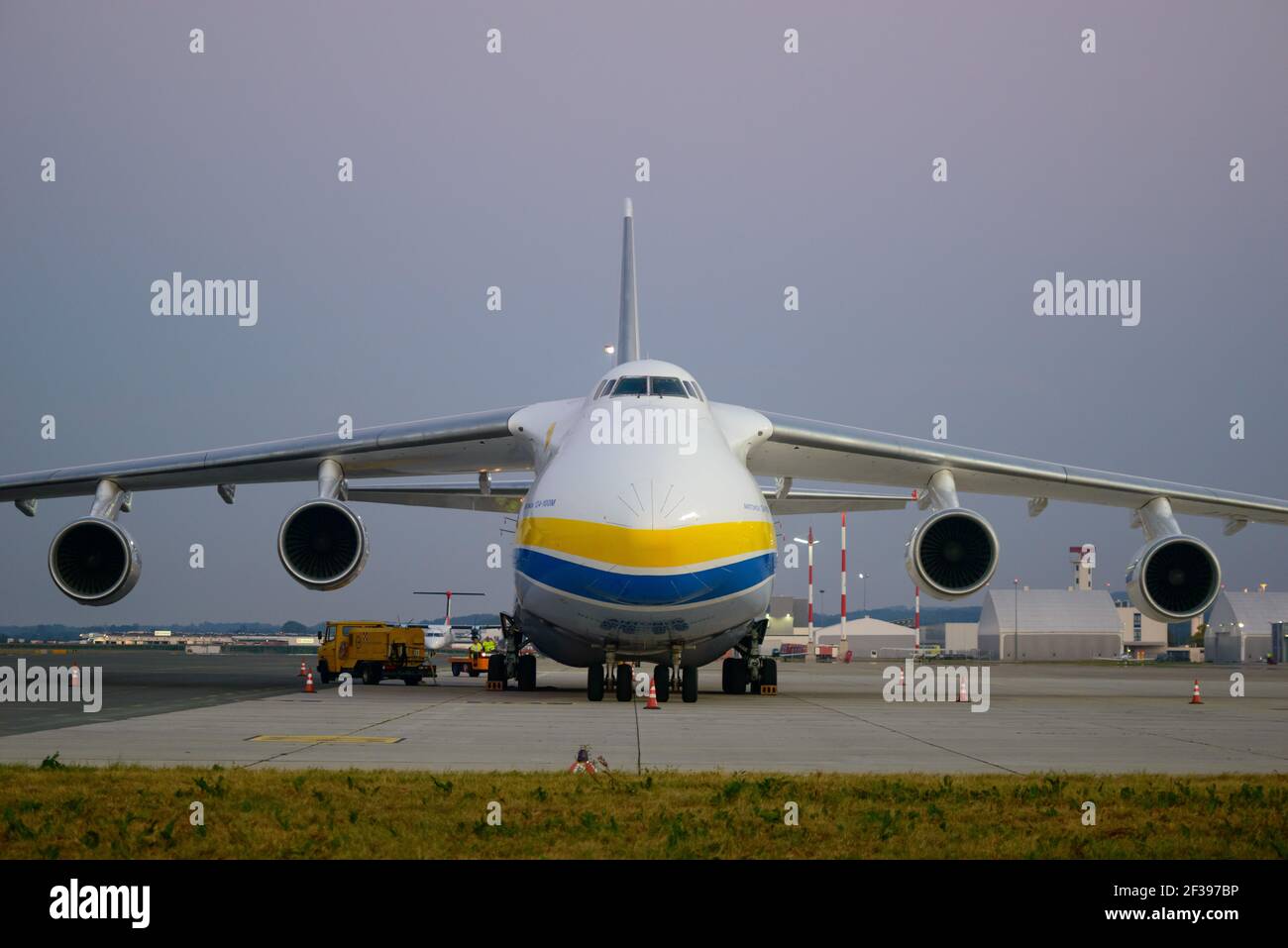 hoersching, österreich, 09 aug 2015, antonov an 124-100m operated by antonov Airlines ur-82008 at the Airport of linz Stockfoto