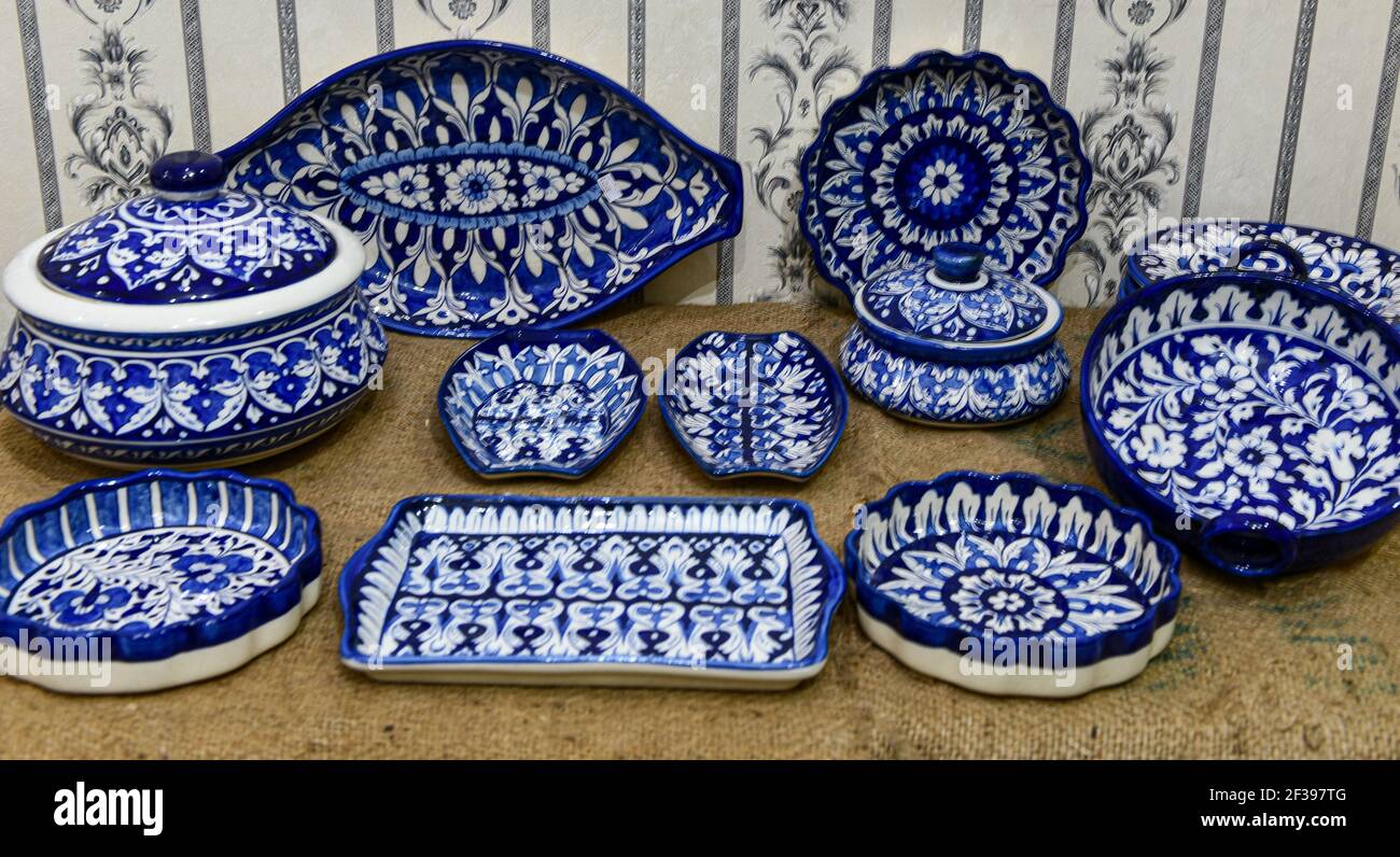 Blue Pottery ist weithin als traditionelles Handwerk von Jaipur zentralasiatischen Ursprungs anerkannt. Der Name 'blaue Keramik' kommt von dem auffälligen Kobalt Stockfoto