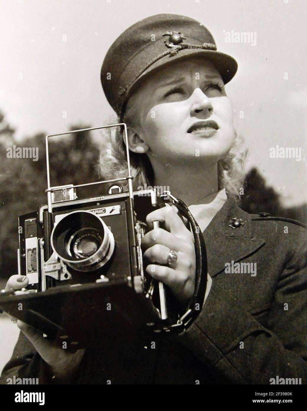 Privat Eleanor R. Marschke im Camp Lejeune, New River, North Carolina, mit Kamera, 1943 (25829170743). Stockfoto