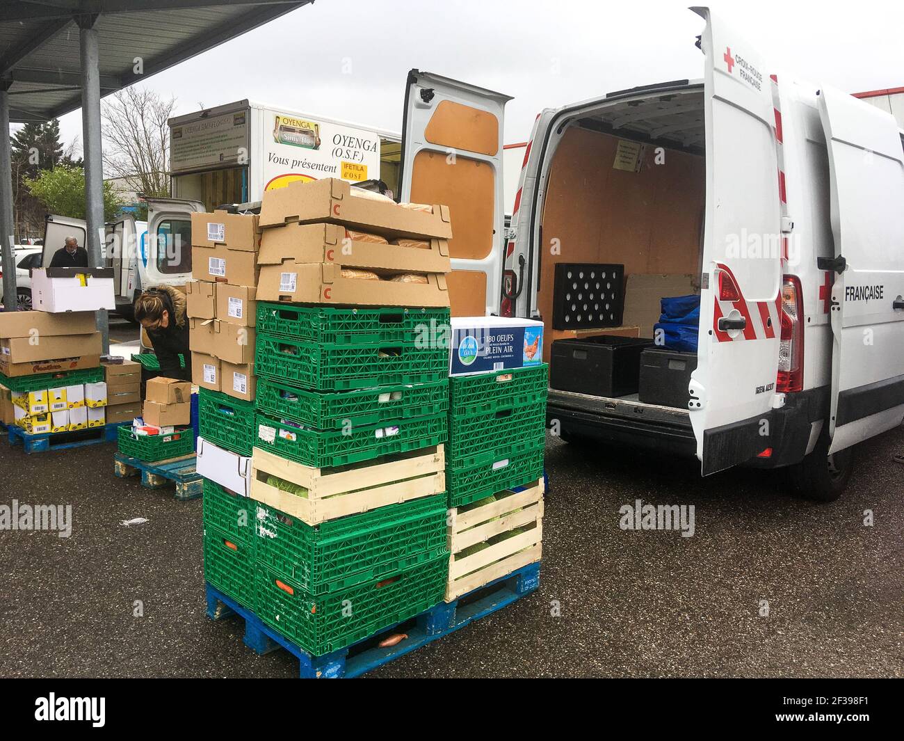 Freiwillige laden Lieferwagen mit Lebensmitteln für soziale Organisationen, Decines, Frankreich Stockfoto