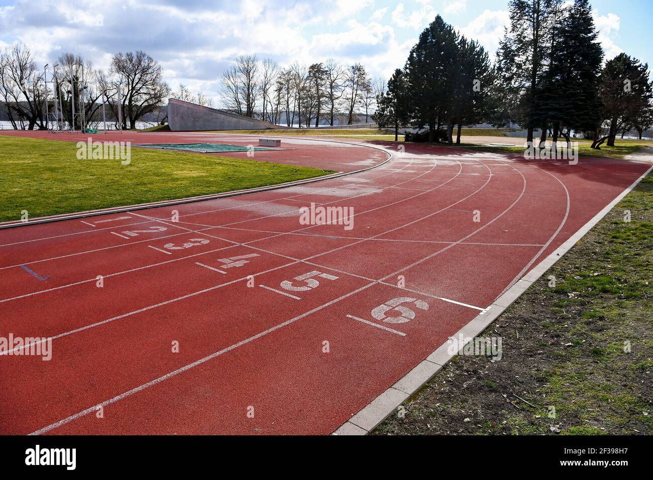 Potsdam, Deutschland. März 2021, 05th. Das Sekundärstadion mit Tartanbahnen und einer Rasenfläche im Sportpark Luftschiffhafen. Das 30 Hektar große Gelände wird für Schul-, Wettbewerbs- und Volkssportarten genutzt. Unter anderem gibt es zwei drei-Feld-Hallen, eine Einzäunungshalle, eine Judo-Halle und Krafträume. Quelle: Jens Kalaene/dpa-Zentralbild/ZB/dpa/Alamy Live News Stockfoto