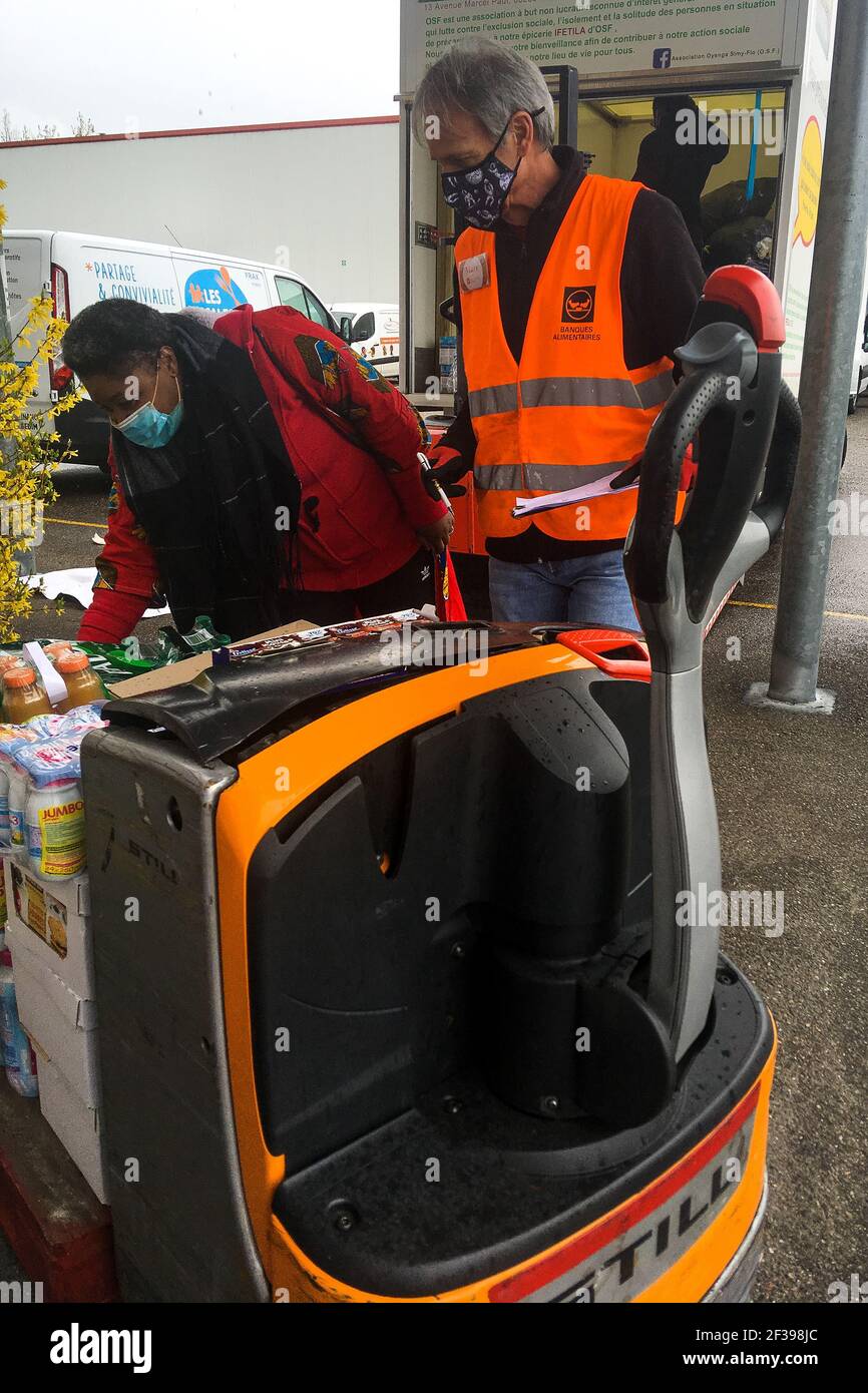 Freiwillige laden Lieferwagen mit Lebensmitteln für soziale Organisationen, Decines, Frankreich Stockfoto