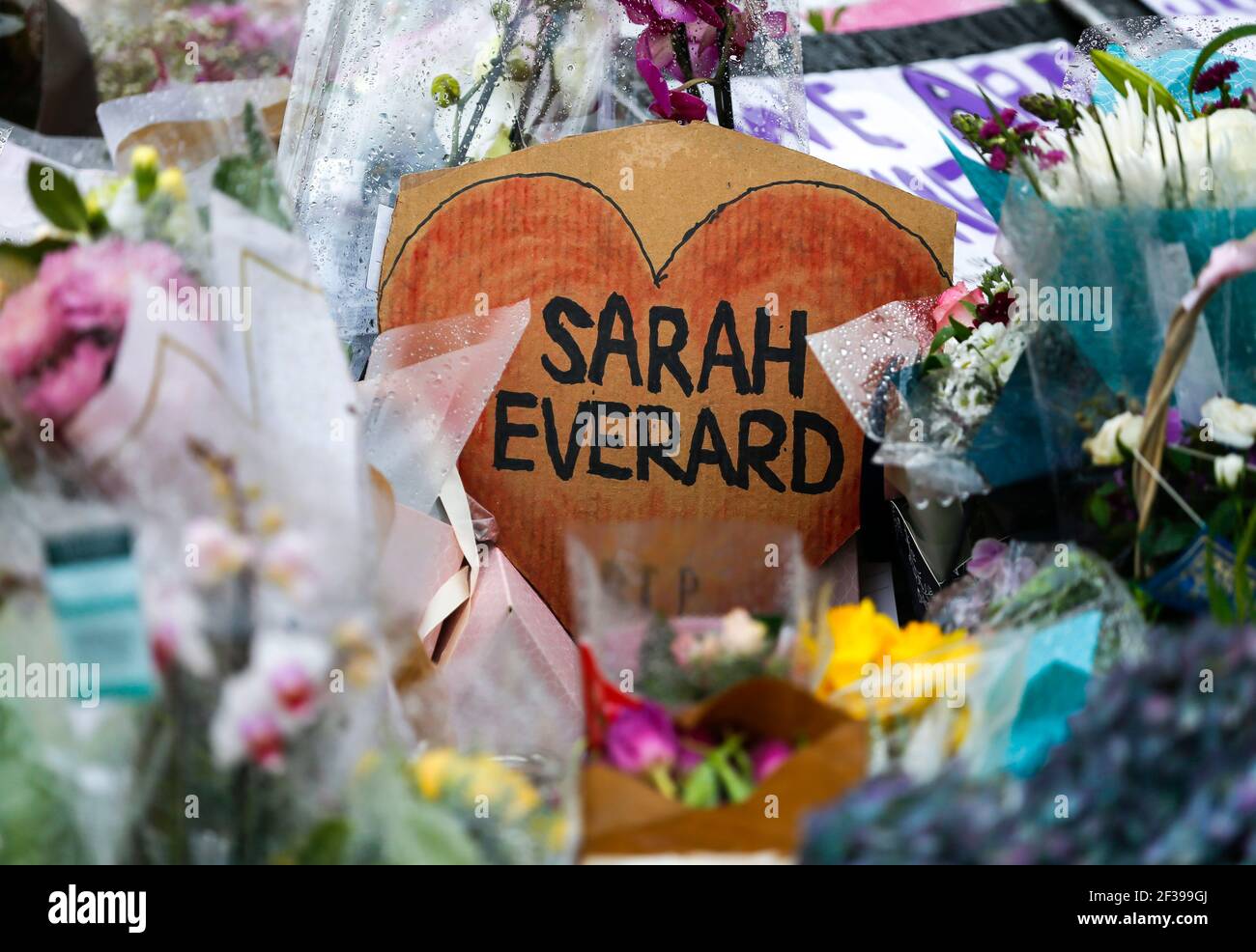 London, Großbritannien. März 2021, 15th. Blumen und eine Notiz werden gesehen, wenn Menschen am 15. März 2021 am Bandstand auf Clapham Common Tribut zahlen, um Sarah Everard in London, Großbritannien, zu betrauern. Ein Beamter der Metropolitan Police erschien am 13. März in London vor Gericht, nachdem er wegen der Entführung und des Mordes an einer 33-jährigen Frau angeklagt worden war. Wayne Couzens, 48, wurde verhaftet, nachdem Sarah Everard, eine Marketing-Führungskraft, am 3. März bei einem Heimweg aus der Wohnung eines Freundes im Süden Londons verschollen war. Quelle: Xinhua/Alamy Live News Stockfoto