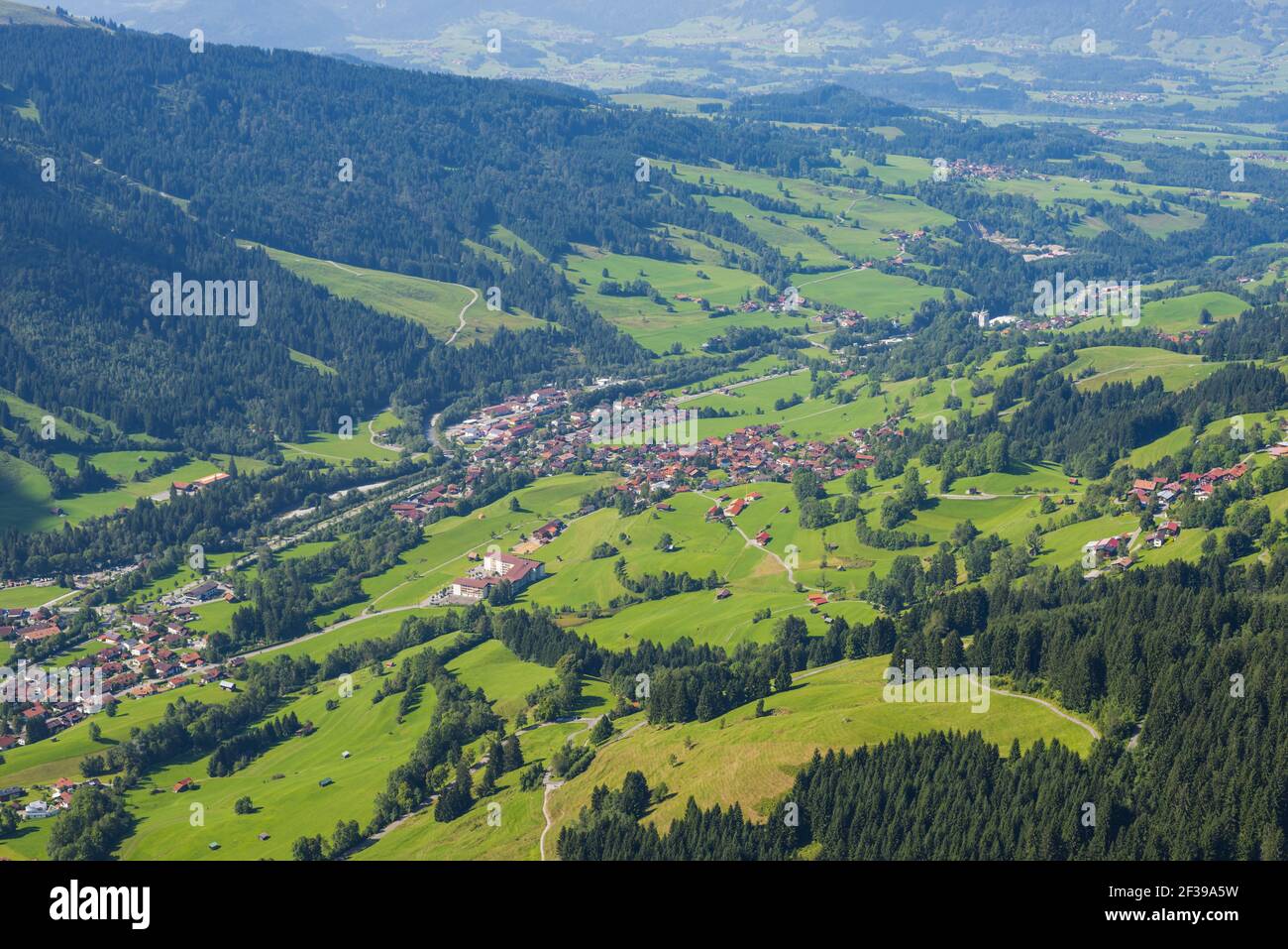 Geographie / Reisen, Deutschland, Bayern, Panorama vom Hirschberg, 1456m, ins Ostrachtal mit Bad Hindelang, Oberallgäu, Panorama-Freiheit Stockfoto