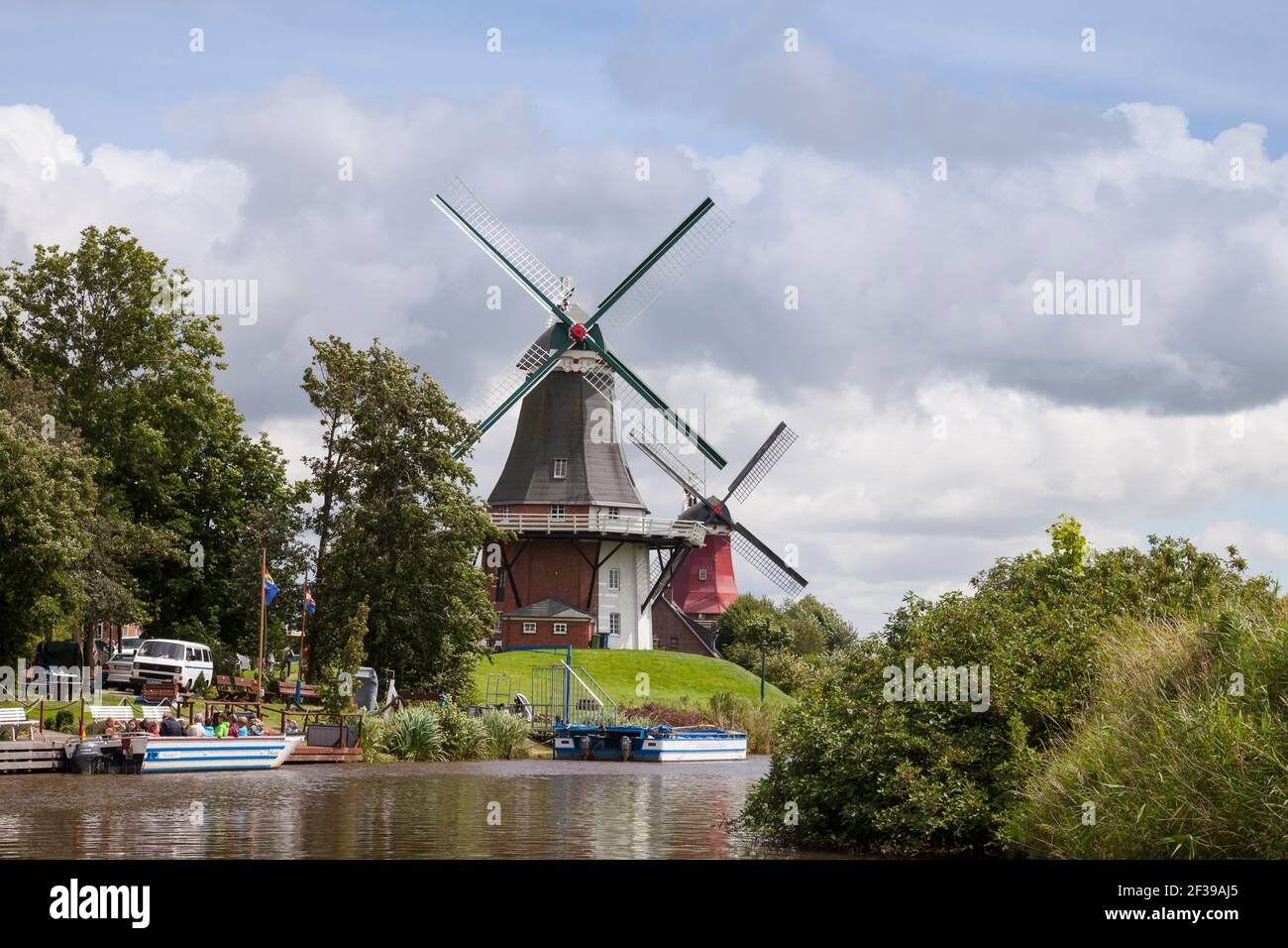 Geographie / Reisen, Deutschland, Niedersachsen, Ostfriesland, Greetsiel, Twin Windmühle, zusätzliche-Rights-Clearance-Info-not-available Stockfoto