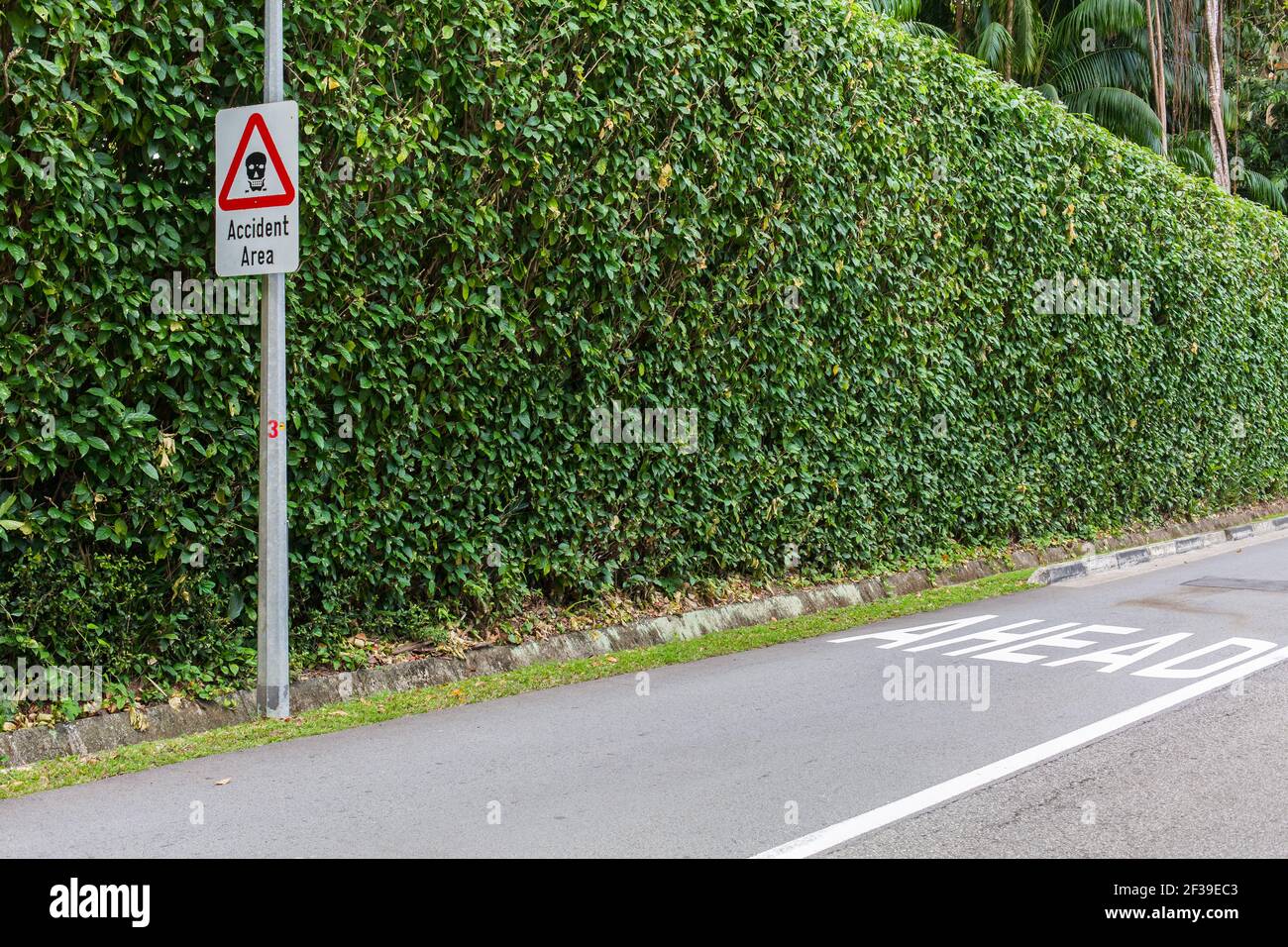 Schilder zeigen einen Unfallbereich und ein Schädelsymbol an. Singapur. Stockfoto