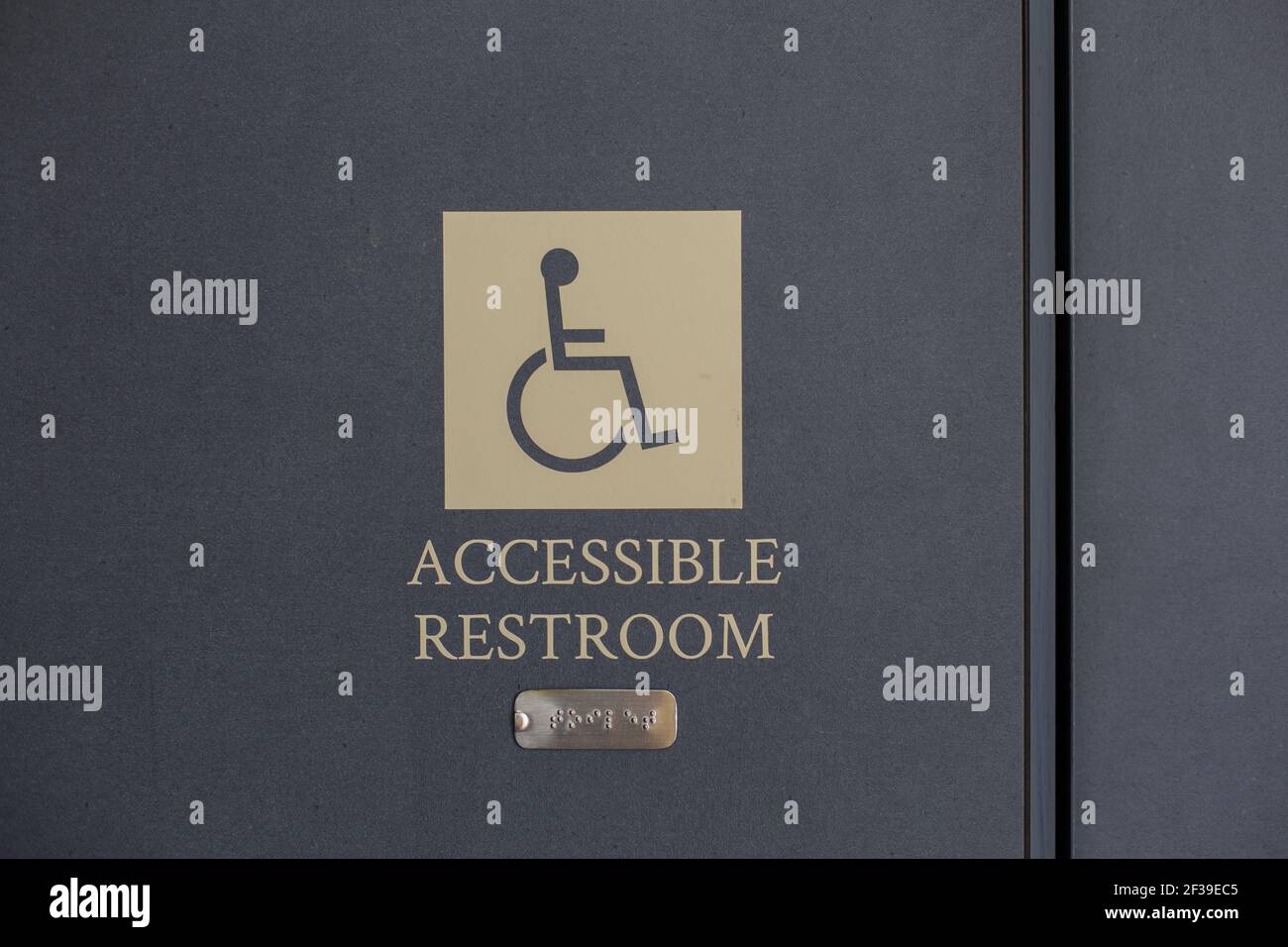 Intelligentes Schilderdesign und Blindenschrift-System, um eine behindertengerechte Toilette anzuzeigen. Stockfoto