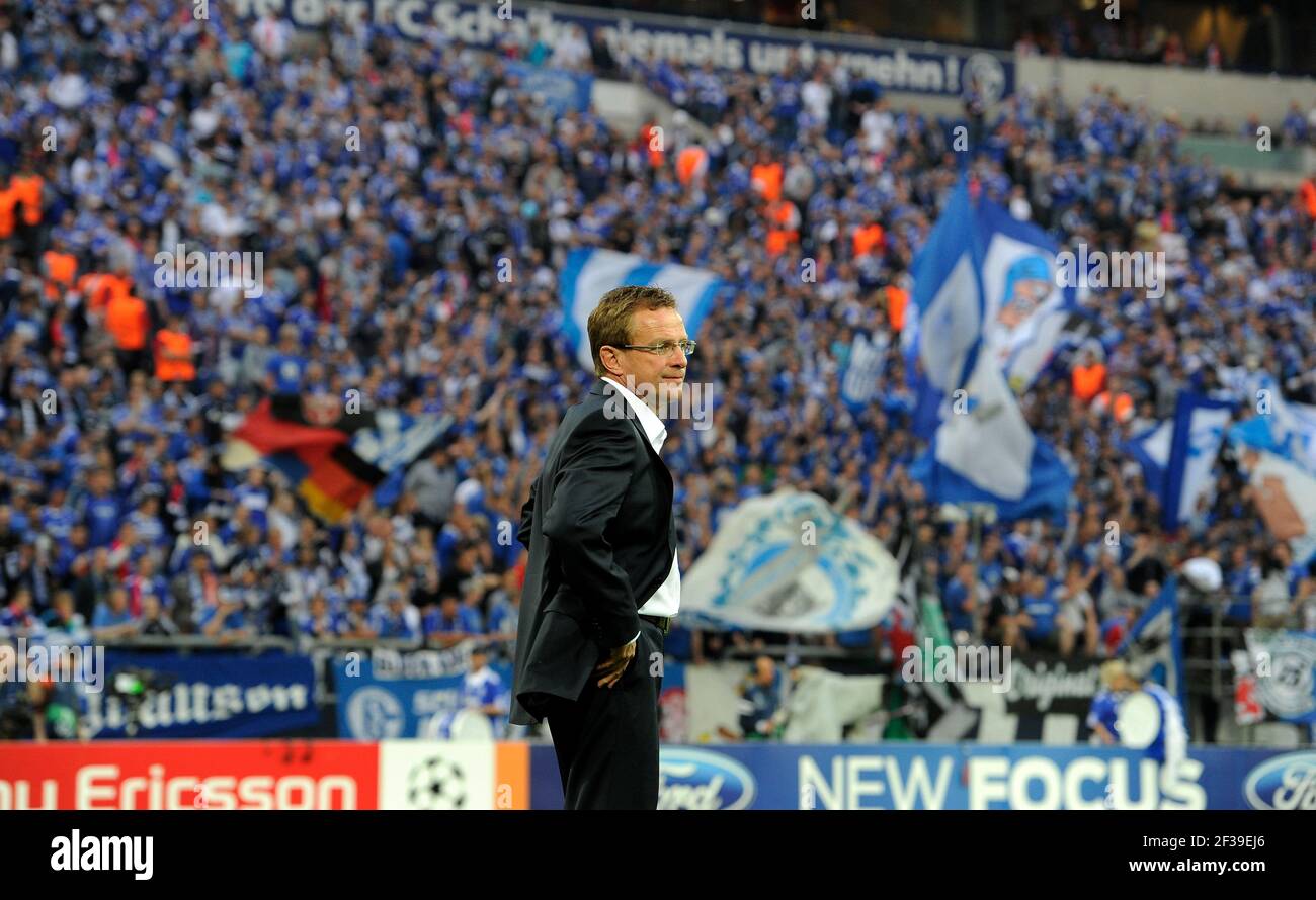 Gelsenkirchen, Deutschland. 26th Apr, 2011. firo: Fuvuball, Fußball, 26.04.2011 CL, Champions League, Halbfinale 1. Etappe, Saison 2010/2011 FC Schalke 04 - man U, Manchester United 0: 2 Trainer Ralf RANGNICK, Schalke, im Hintergrund die Schalke-Fans, Nordtribvºne Quelle: dpa/Alamy Live News Stockfoto