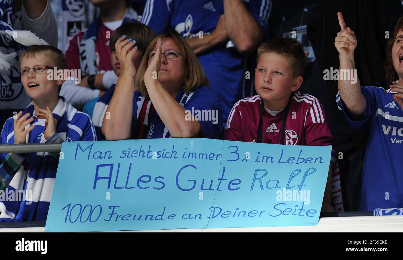 Gelsenkirchen, Deutschland. 24th Sep, 2011. firo Fuvuball, Fußball, 09/24/2011 1. Bundesliga, Saison 2011/2012 FC Schalke 04 - SC Freiburg FAnplakat transparent für Ralf Rangnick. Quelle: dpa/Alamy Live News Stockfoto