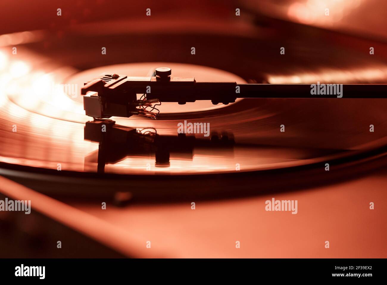 Nahaufnahme eines Tonarms und Plattenspielers auf Vinyl. Unterhaltungs- und Musiktrends Stockfoto