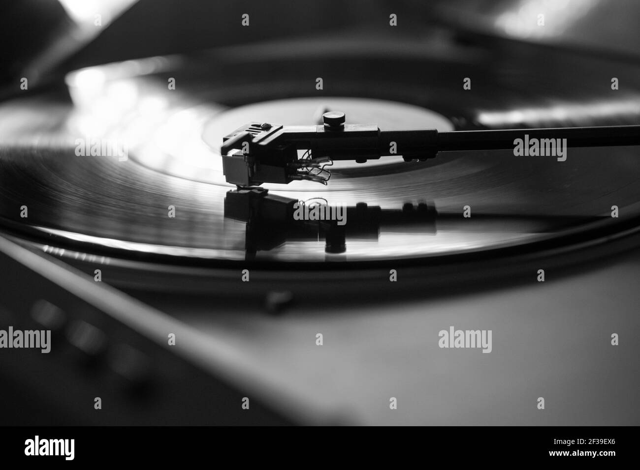 Nahaufnahme eines Tonarms und Plattenspielers auf Vinyl. Unterhaltungs- und Musiktrends, Schwarzweißbilder Stockfoto