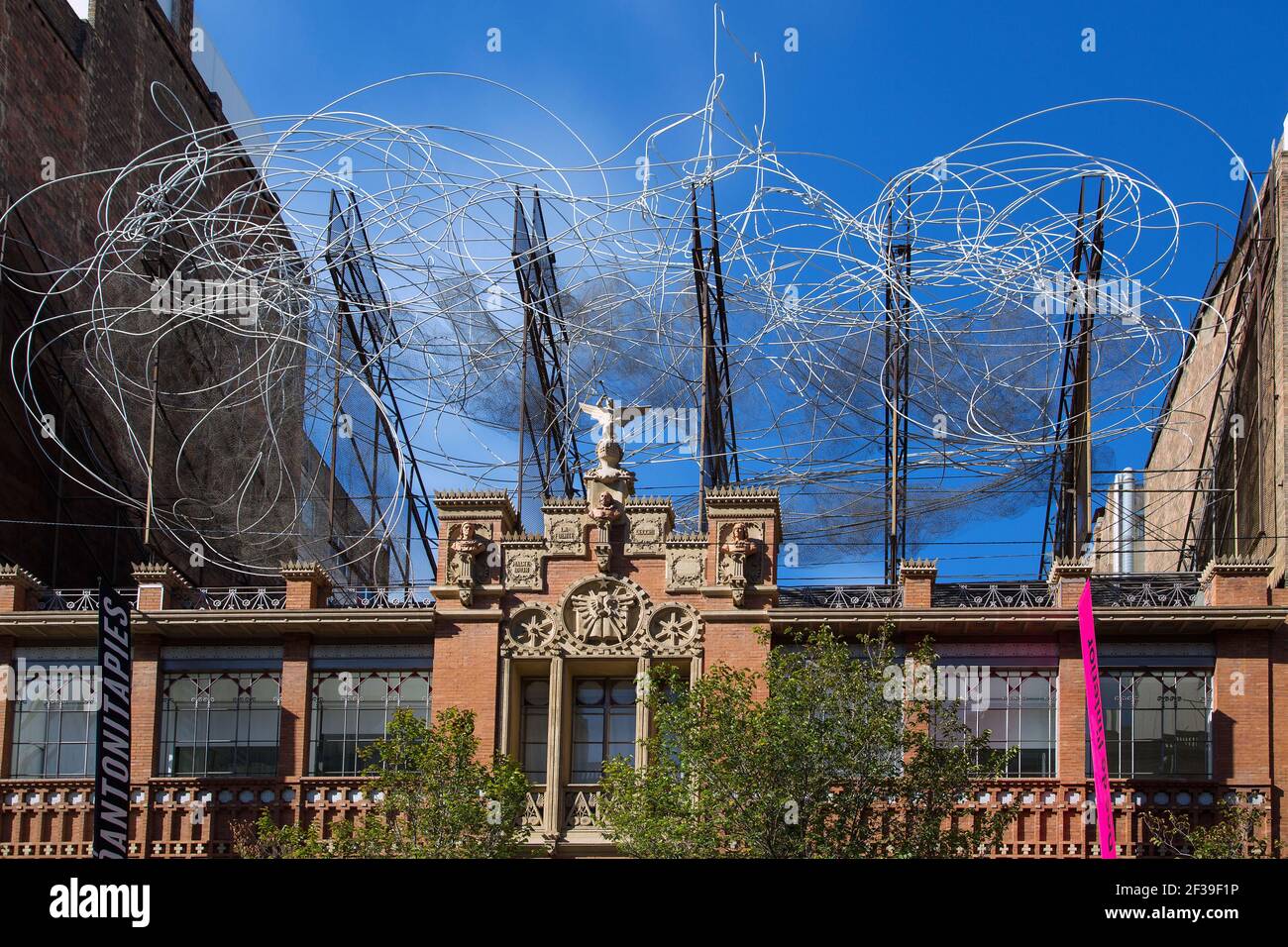 Geographie / Reisen, Spanien, Barcelona, Fundacio Antoni Tapies, Drahtskulptur Wolke und Stuhl, Nuvol I , Additional-Rights-Clearance-Info-not-available Stockfoto Geographie / Reisen, Spanien, Barcelona, Fundacio Antoni Tapies, Drahtskulptur Wolke und Stuhl, Nuvol I , Additional-Rights-Clearance-Info-not-available Stockfoto