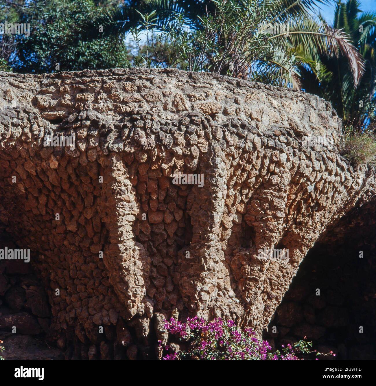 Detalle, Parc Gëll de Barcelona, diseñado por Antoni Gaudí e inagurado en el año 1926. Stockfoto