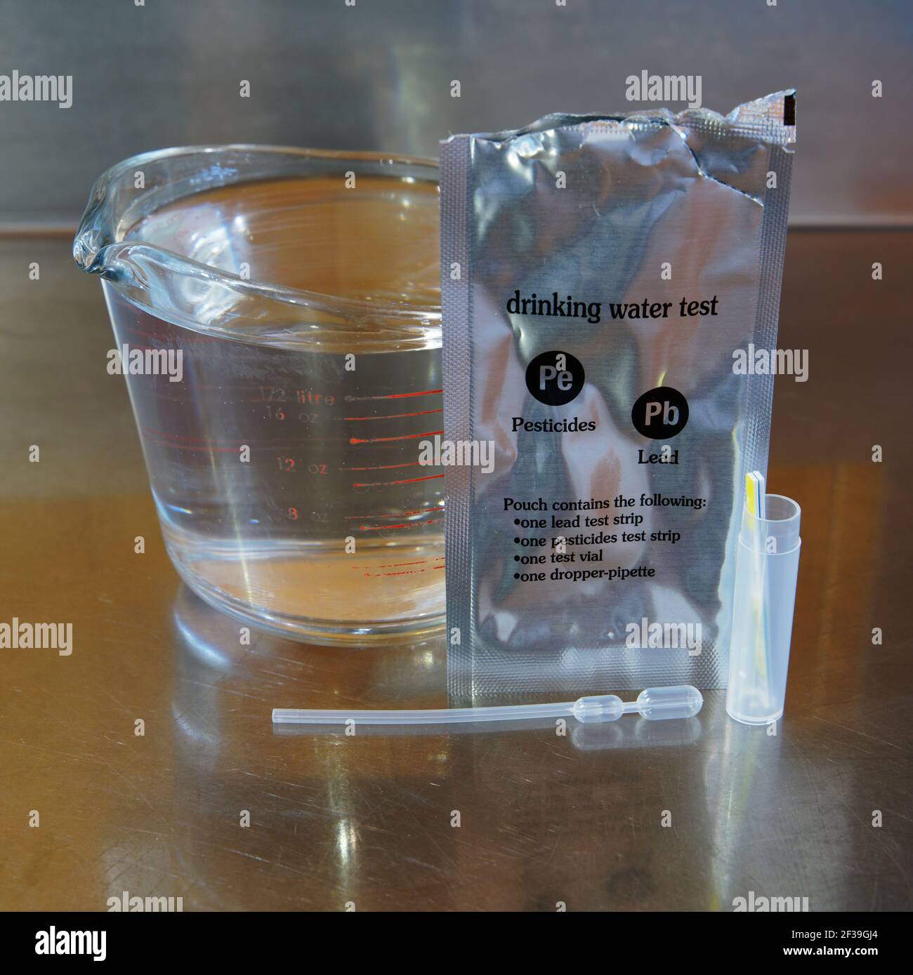 Home Water Testing Kit (Pb) für Blei oder Pestizide Kontamination von  häuslicher Trinkwasser Stockfotografie - Alamy