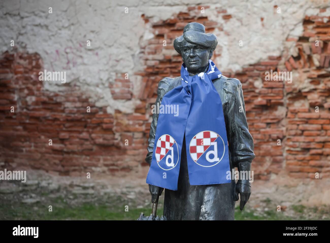 Das Denkmal der Schriftstellerin Marija Juric Zagorka in der Tkalciceva Straße war vor dem Fußballspiel zwischen Dinamo und Krasnodar mit Dinamo Schal bedeckt Stockfoto