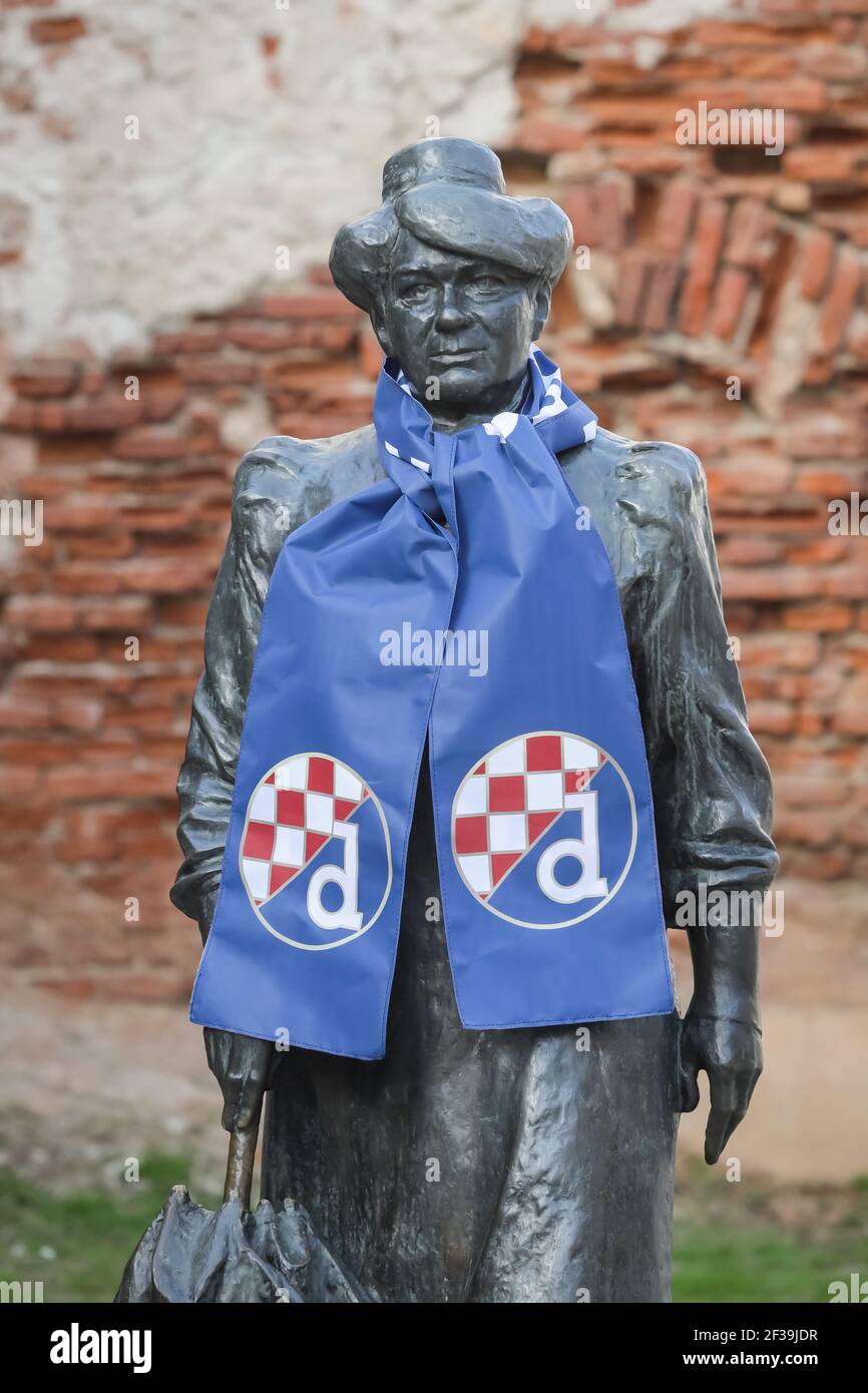 Das Denkmal der Schriftstellerin Marija Juric Zagorka in der Tkalciceva Straße war vor dem Fußballspiel zwischen Dinamo und Krasnodar mit Dinamo Schal bedeckt Stockfoto