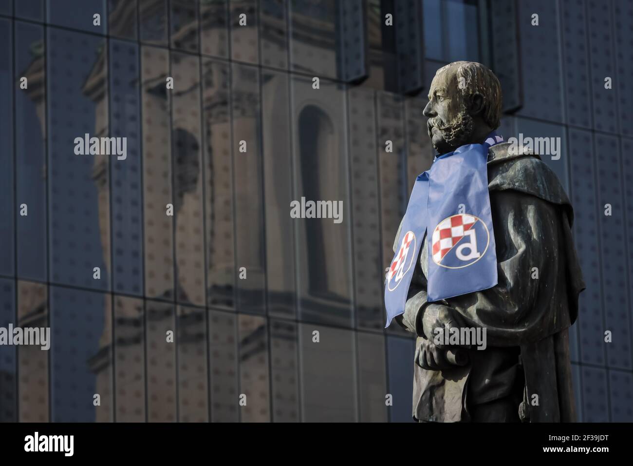 Das Denkmal des kroatischen Dichters Petar Preradovic auf dem Blumenplatz war vor dem Fußballspiel zwischen Dinamo und Krasnodar mit Dinamo-Schal bedeckt. Stockfoto