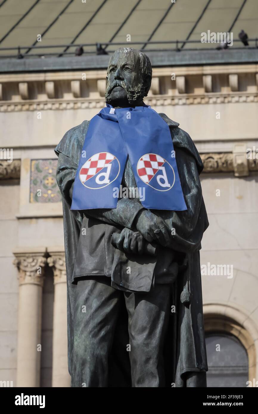 Das Denkmal des kroatischen Dichters Petar Preradovic auf dem Blumenplatz war vor dem Fußballspiel zwischen Dinamo und Krasnodar mit Dinamo-Schal bedeckt. Stockfoto