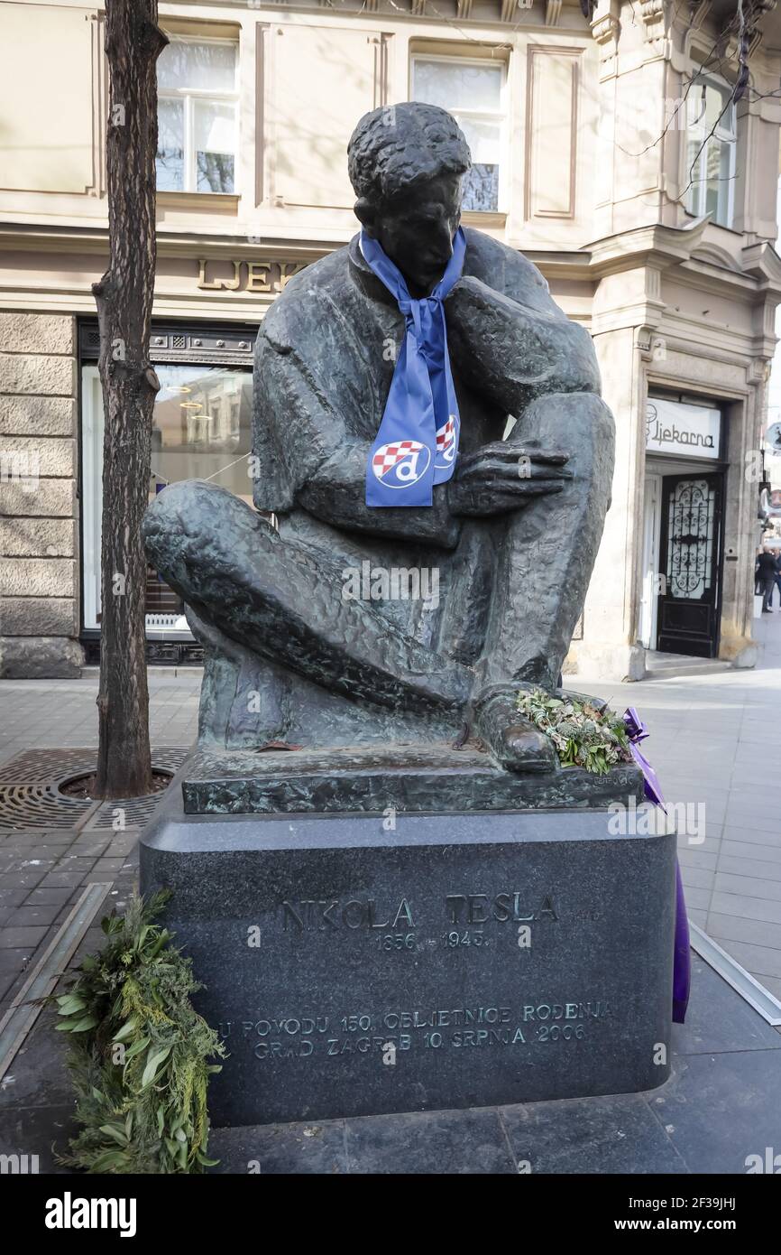 Das Denkmal des Erfinders Nikola Tesla in der Teslina Straße war vor dem Fußballspiel zwischen Dinamo und Krasnodar mit Dinamo Schal bedeckt. Dinamo Stockfoto