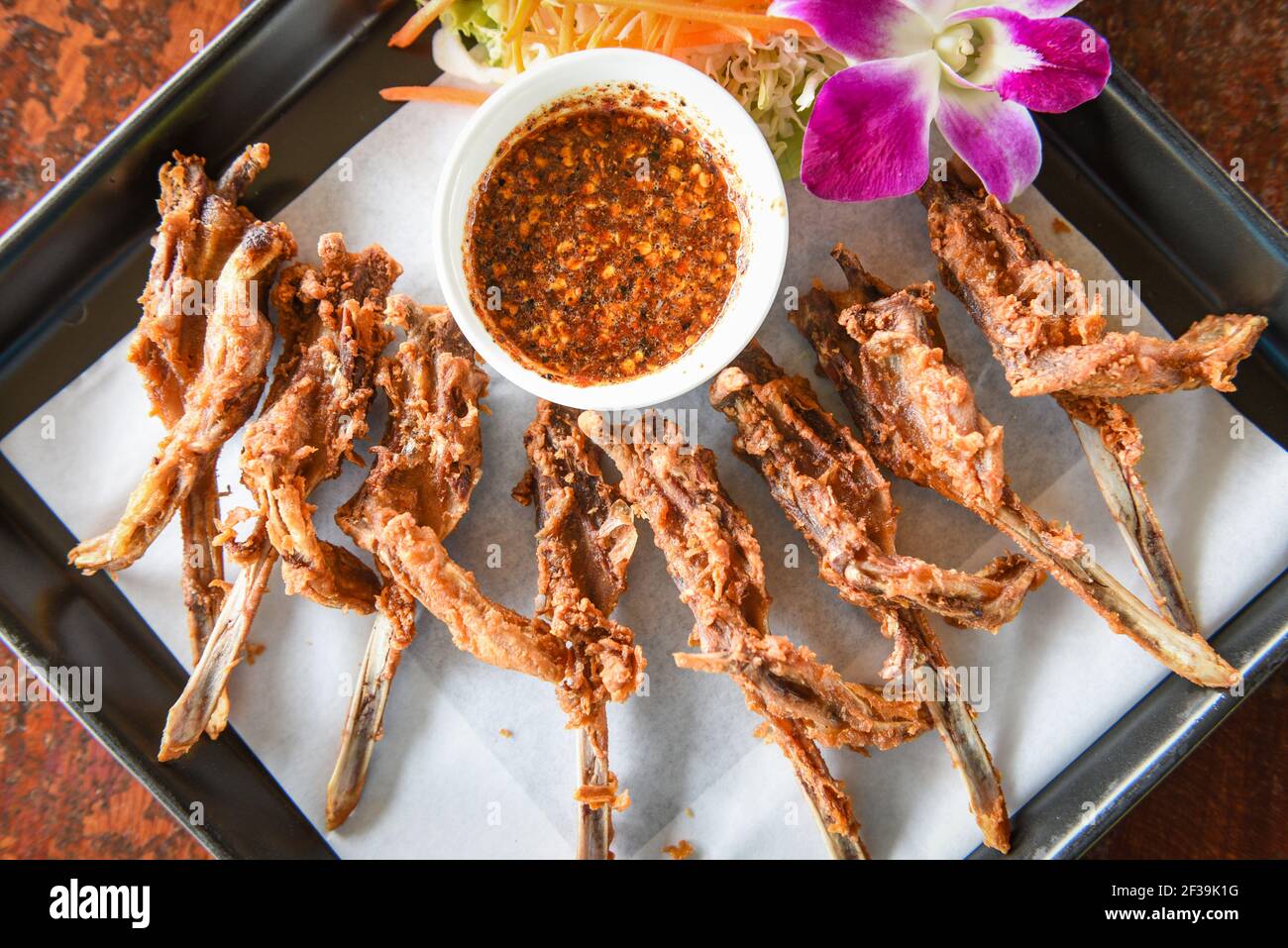 Tiefgebratener Entenmund, Essen gekochter Entenkopf, thailändische und chinesische traditionelle Küche Stockfoto